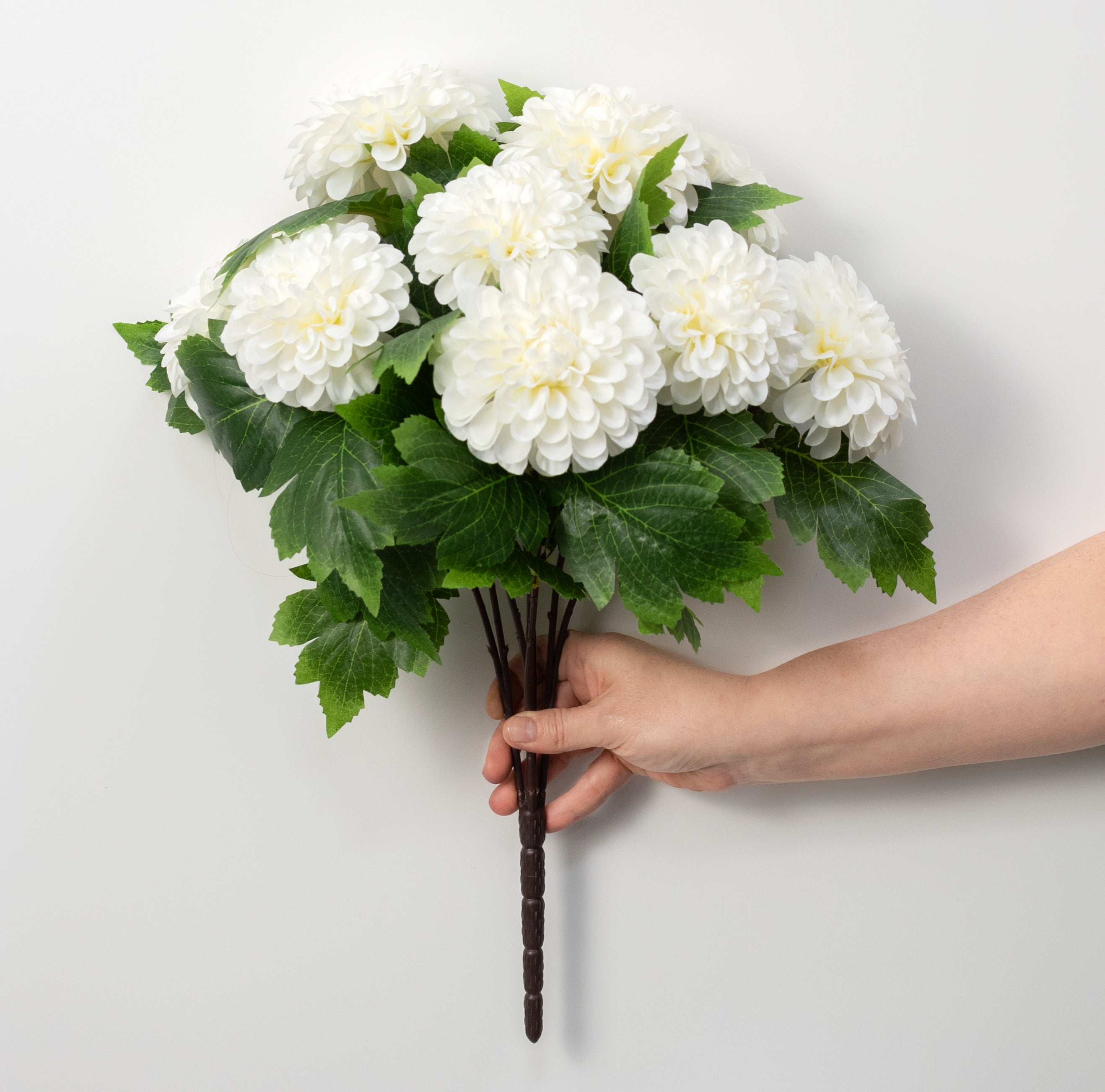 19" Dahlia Bush: Cream White (9 Stem)