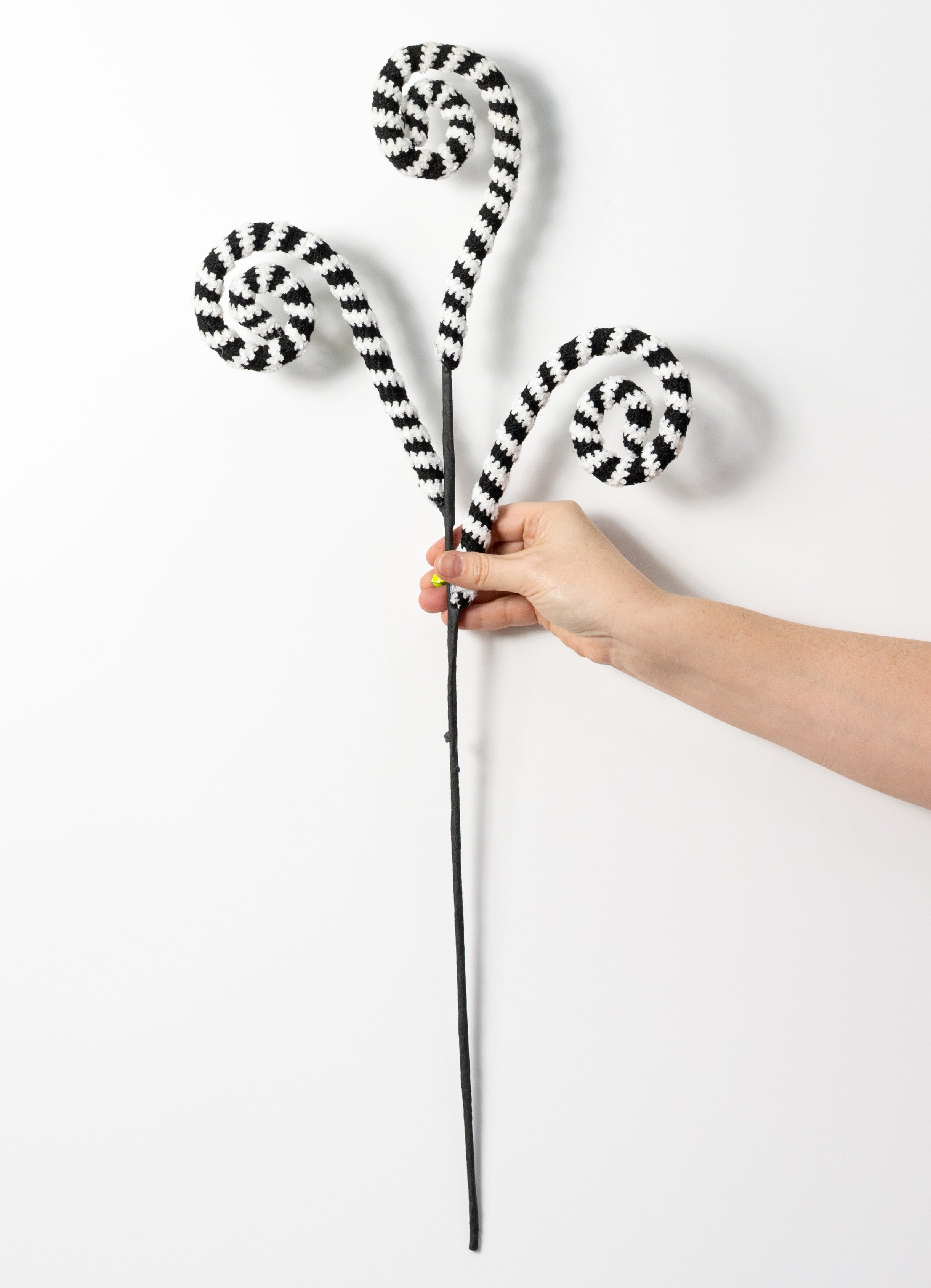 27" Chenille Stripe Spiral Curly Spray: Black & White