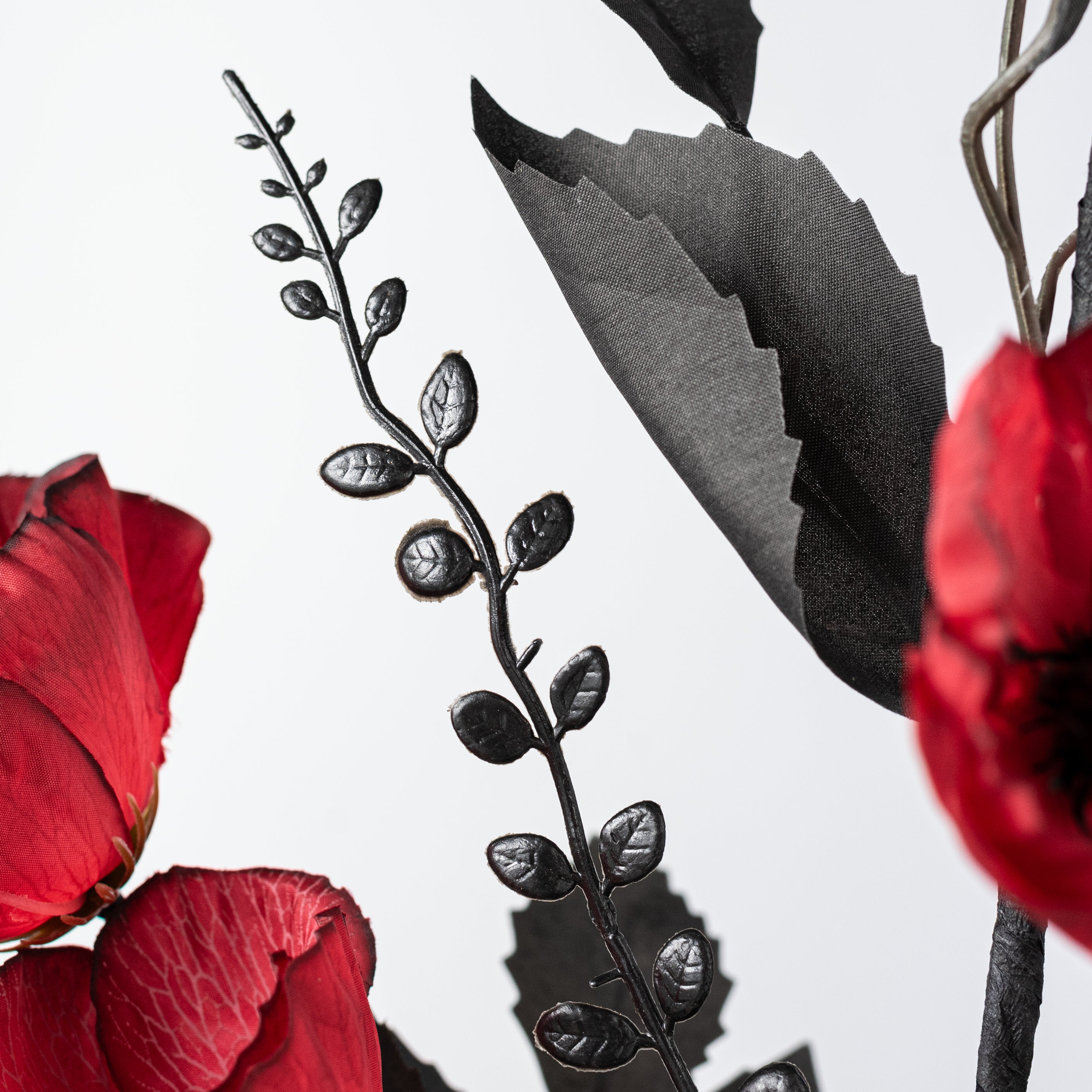 25" Poppy & Fern Spray: Red & Black