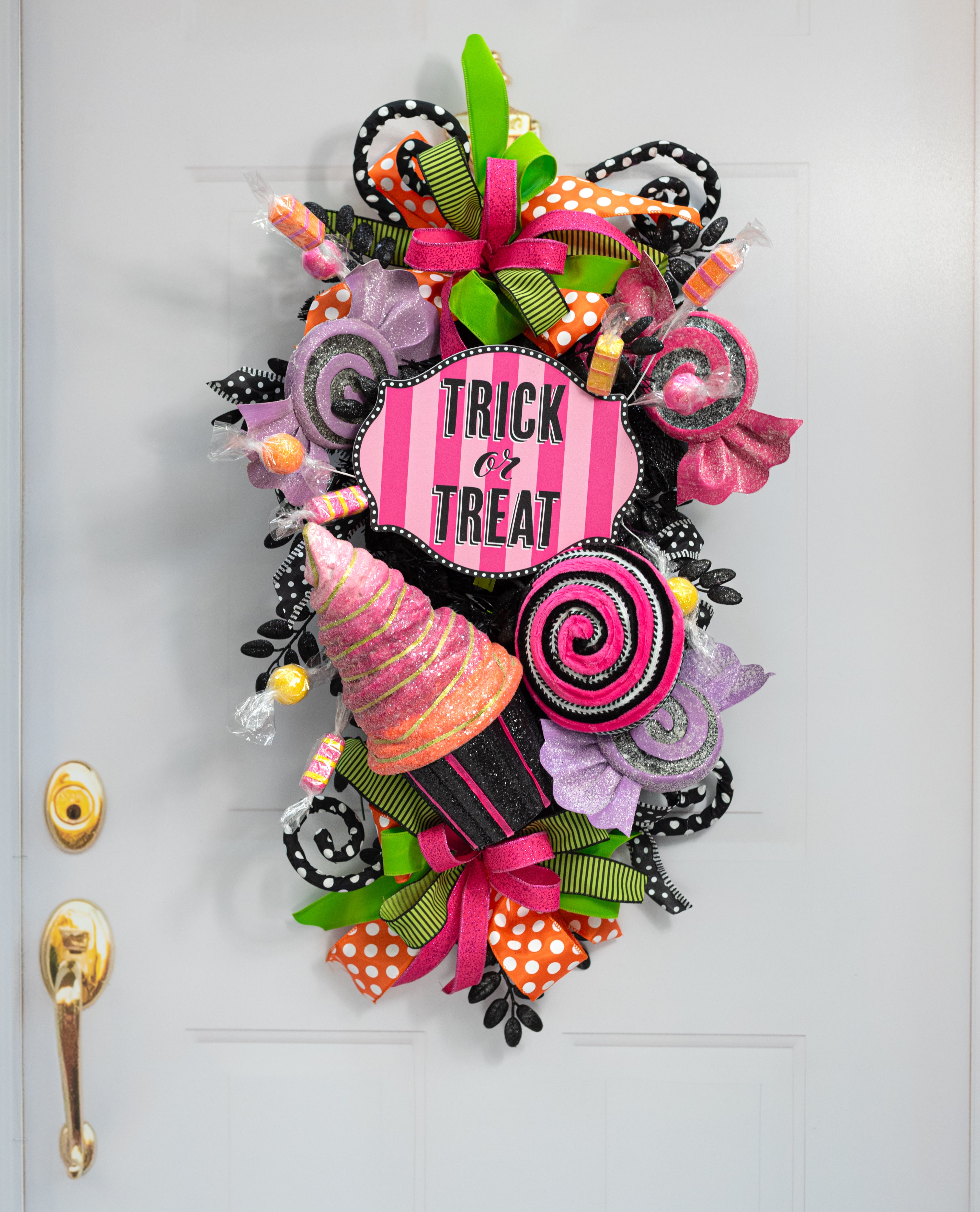 10" Waterproof Accent Sign: Scalloped Dots Pink Trick or Treat