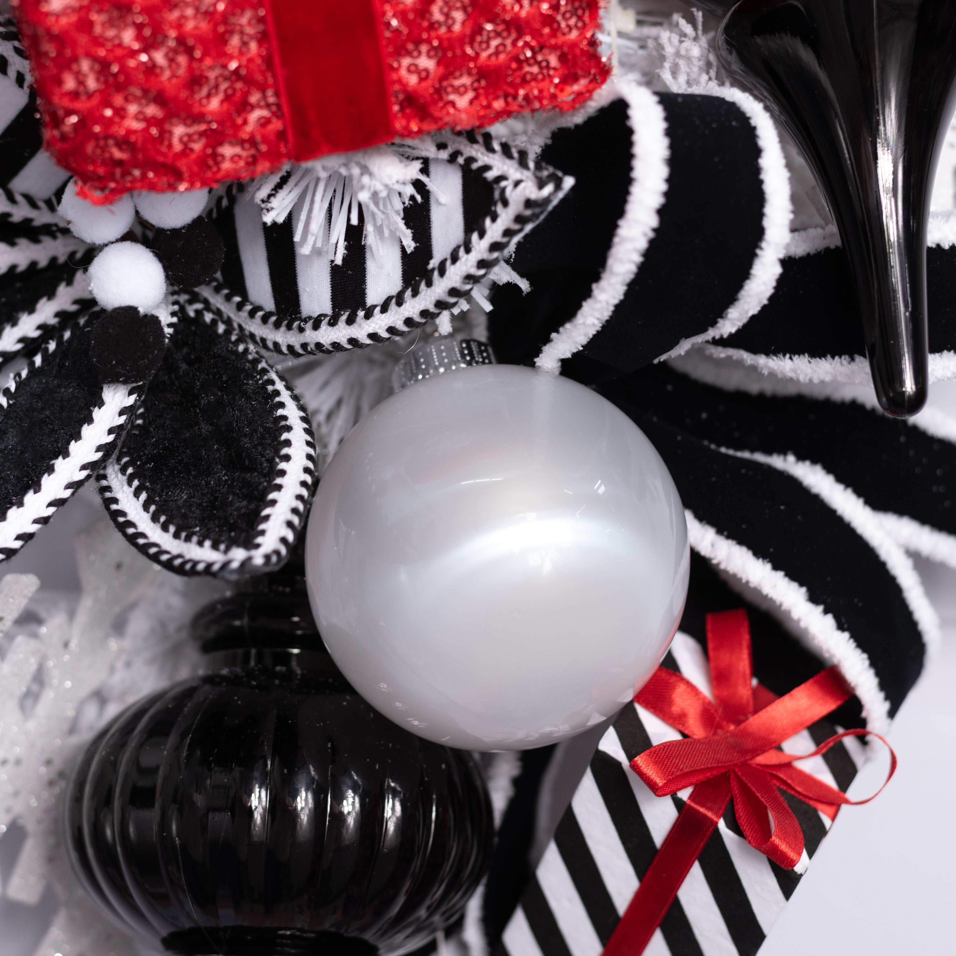 100mm Lacquered Glass-Look Shatterproof Ornament: White