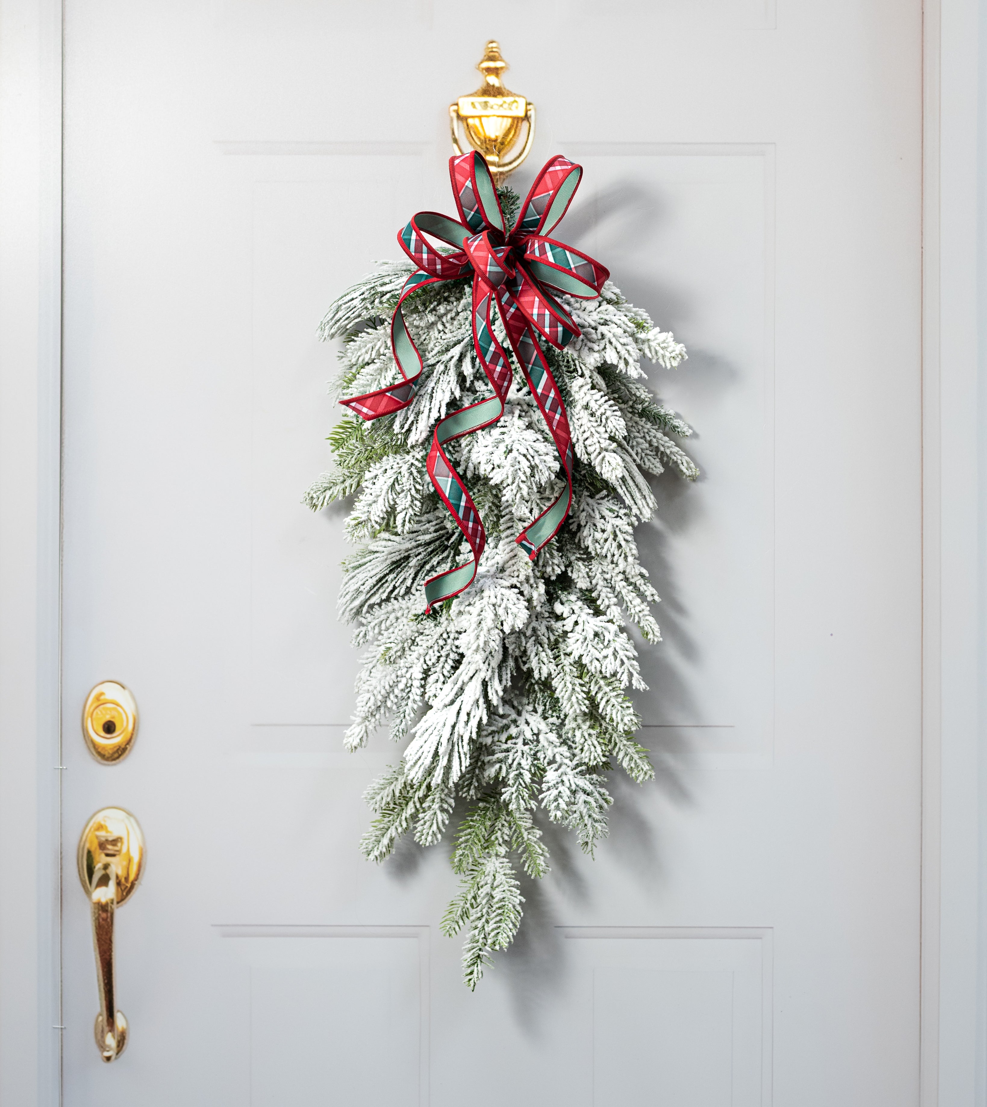 32" Swiss Pine Teardrop Swag: Flocked Evergreen (31 Tips)