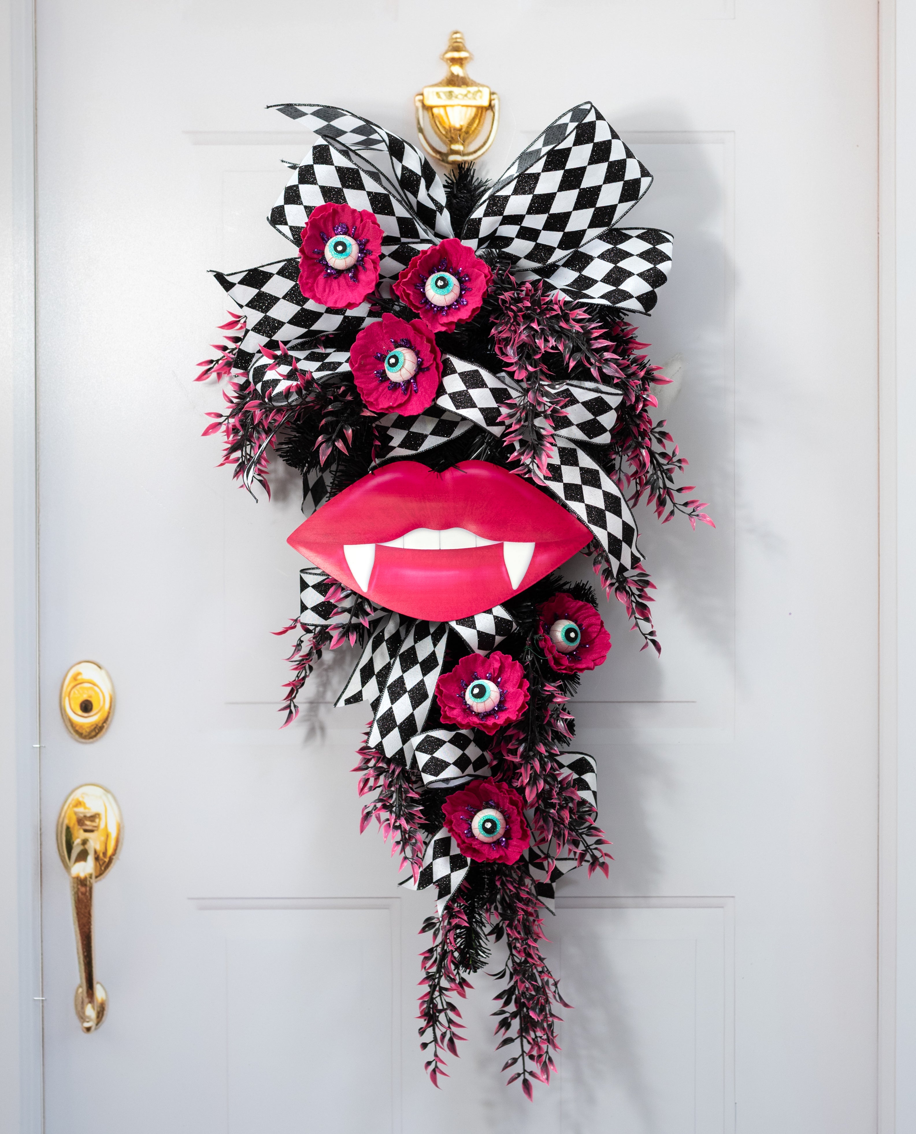 12" Metal Embossed Hanger: Hot Pink Vampire Lips
