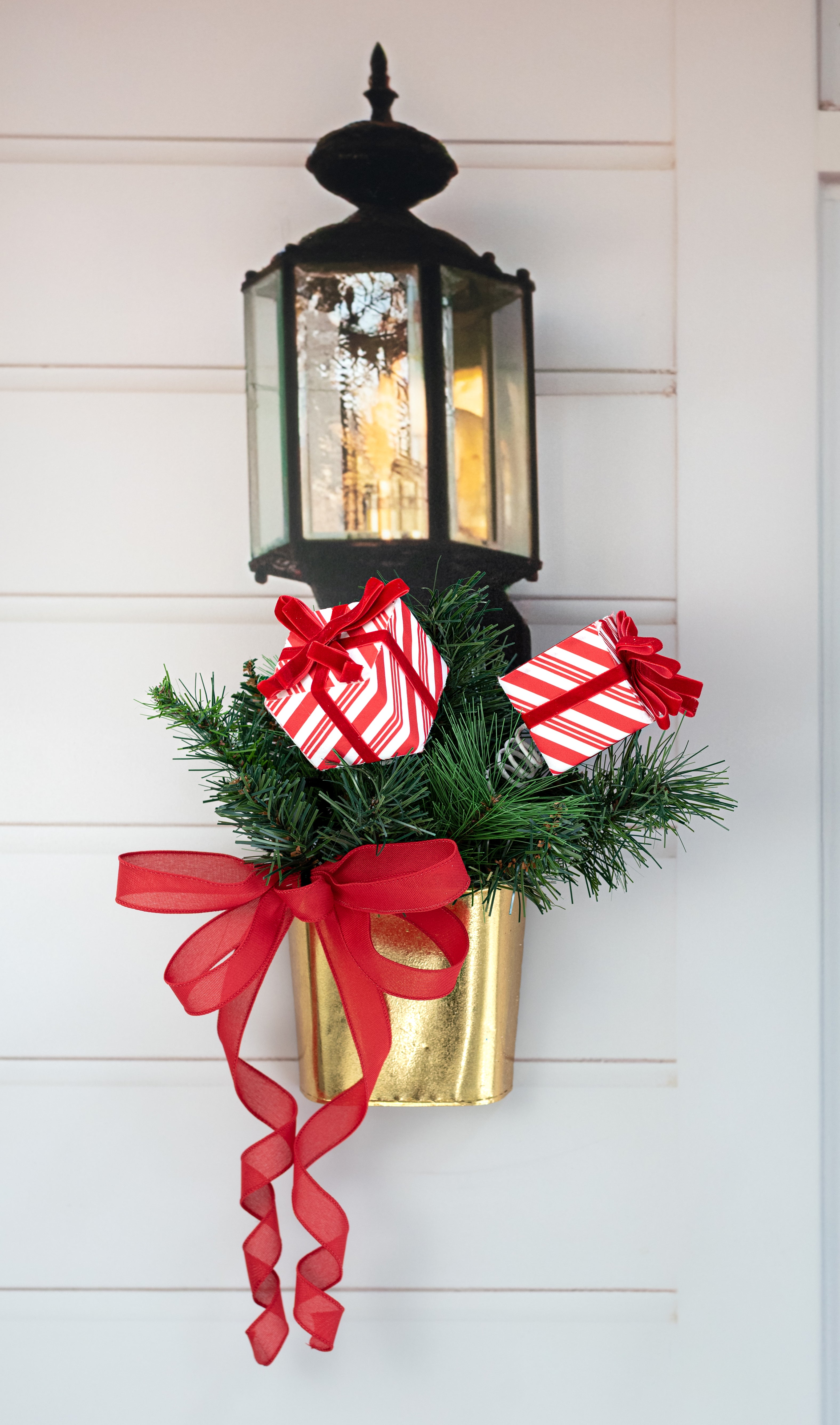 9" Metal Wall Pocket: Dazzling Gold