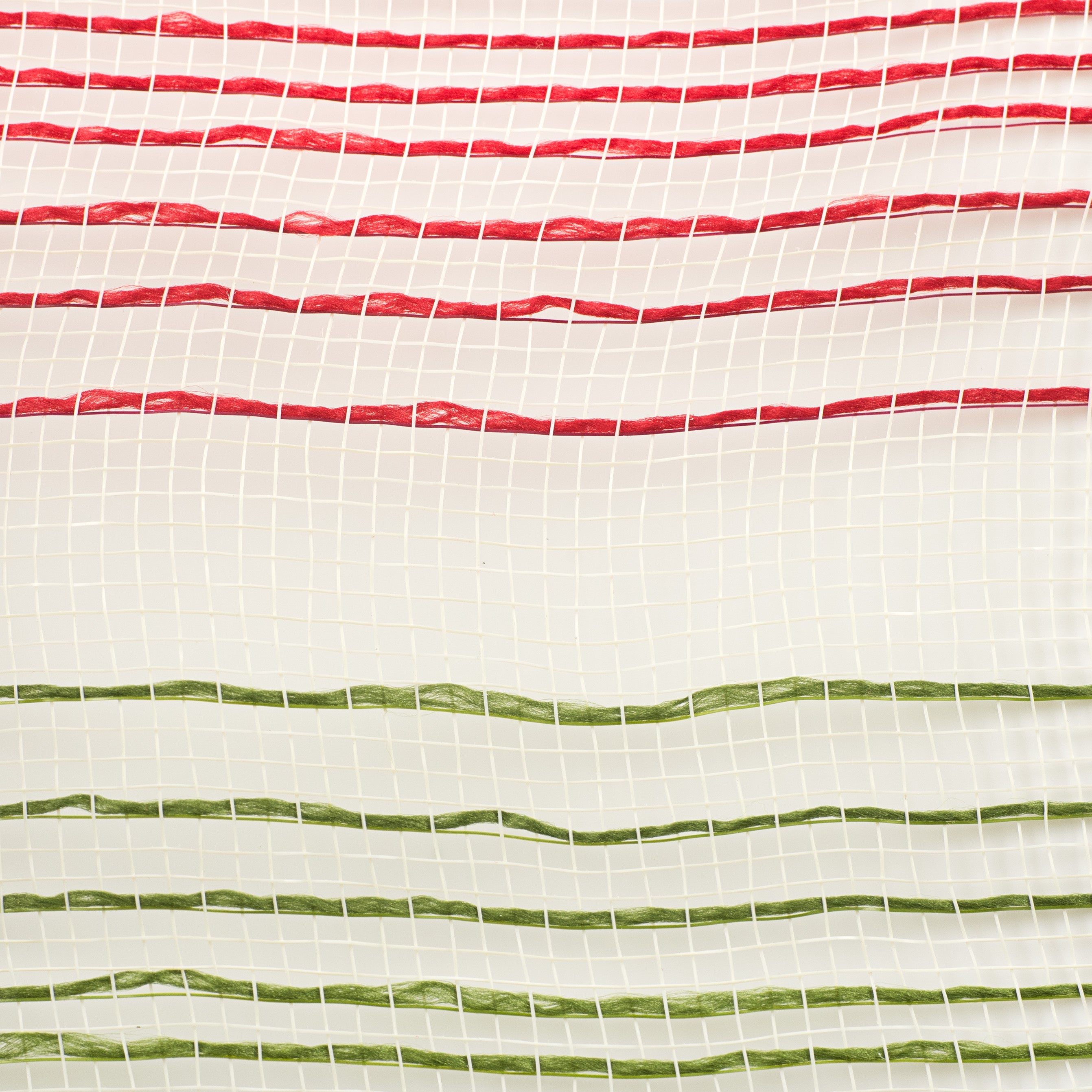 10" Jute Ombré Deco Mesh: Red, Cream & Moss detail photo 3