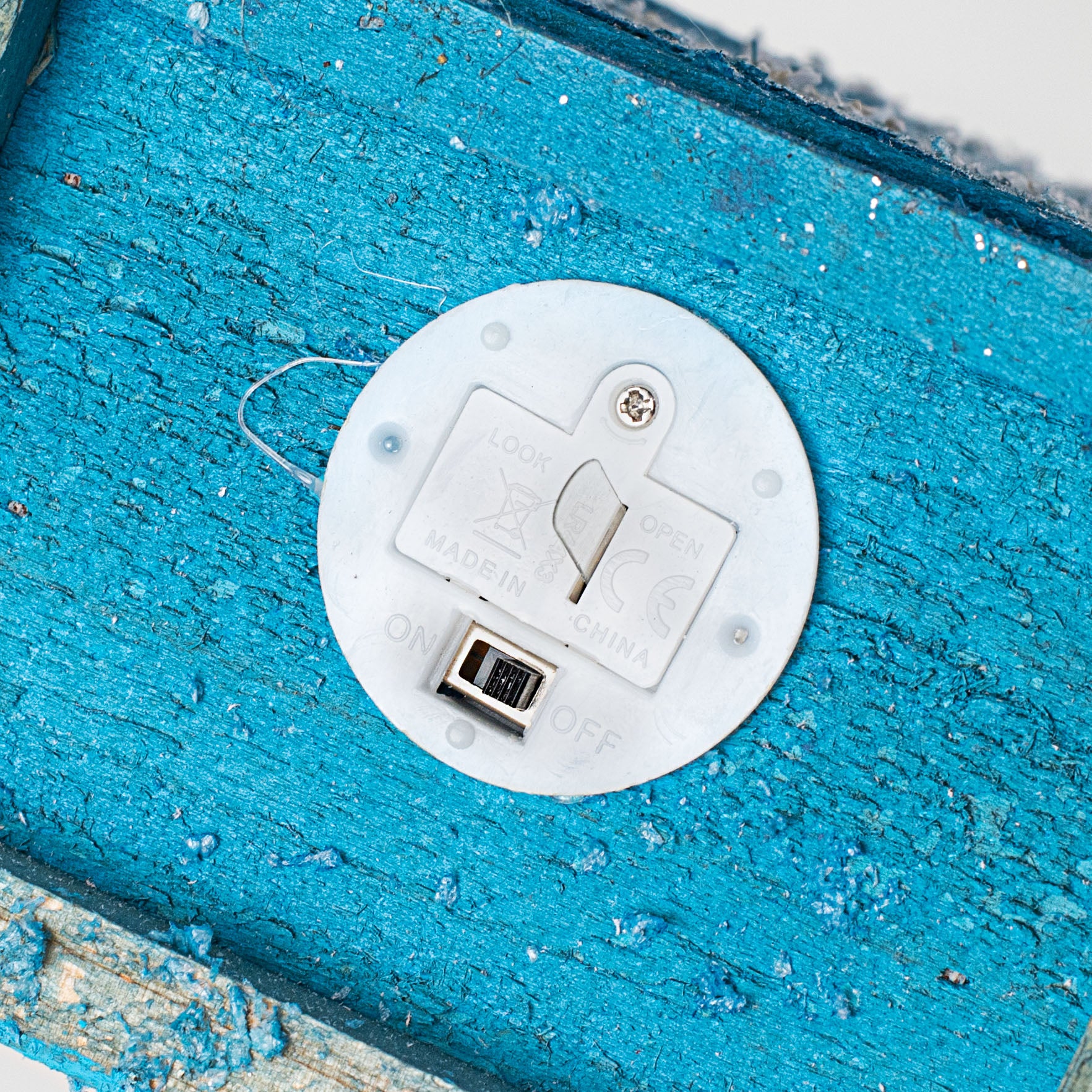 9" Light-Up Snowy Wooden House: Blue detail photo 5