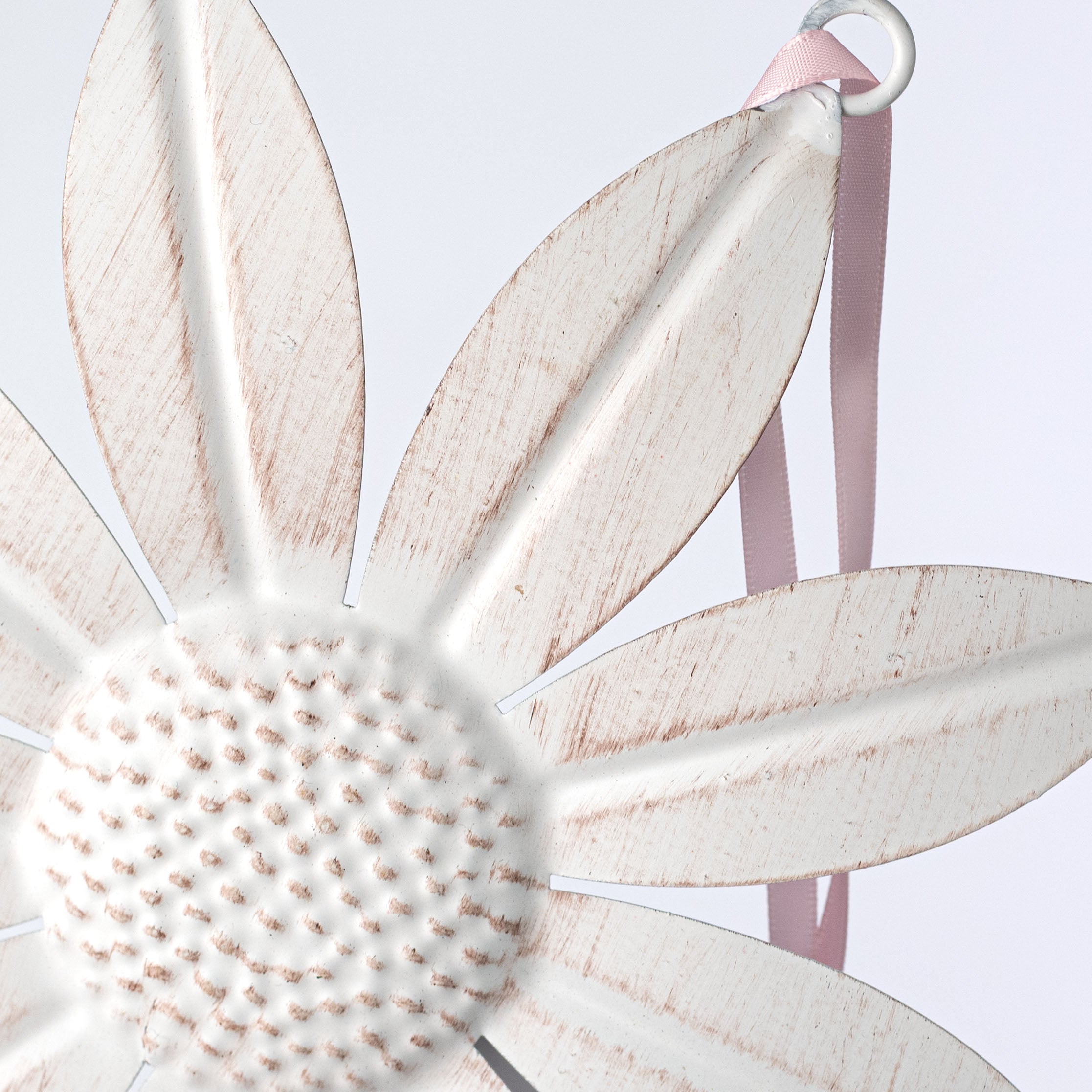 9" Metal Daisy Ornament: Distressed Cream detail photo 3