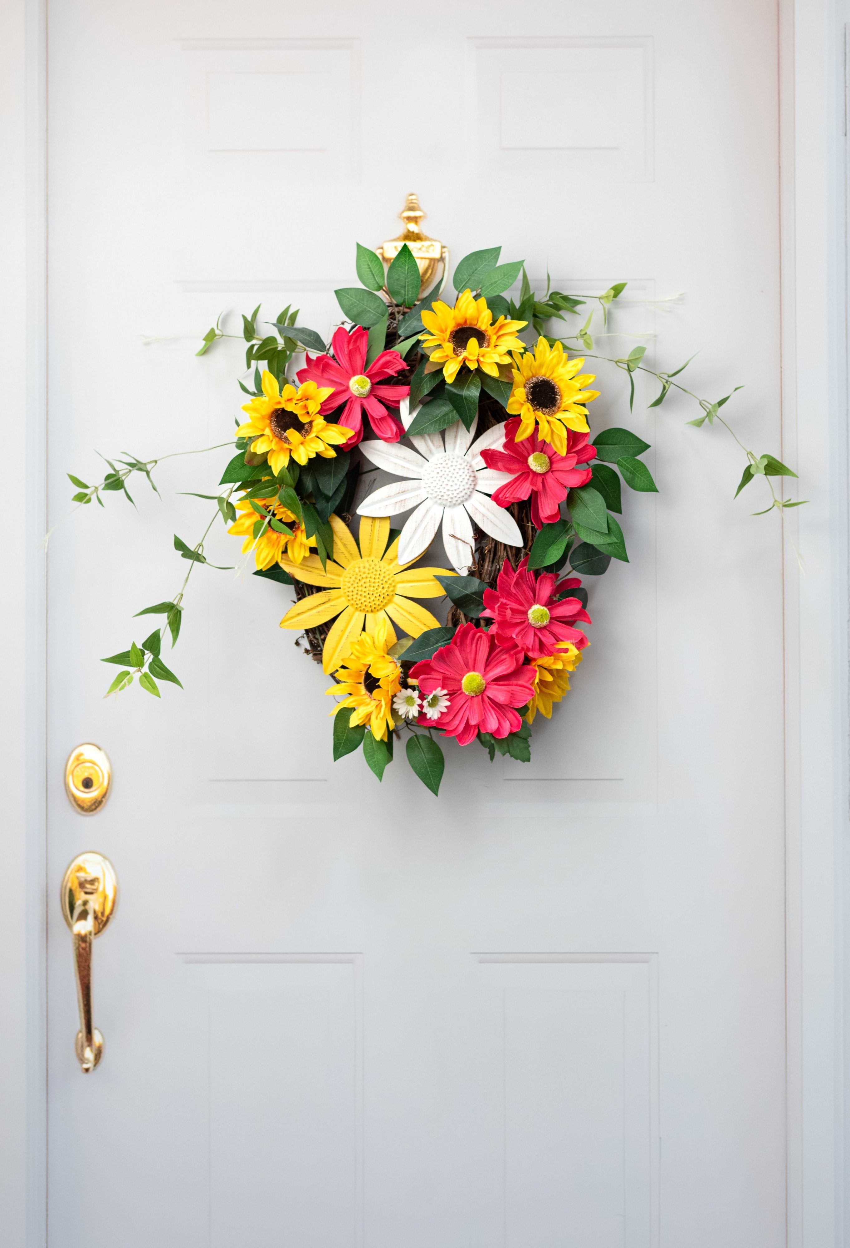 9" Metal Daisy Ornament: Distressed Cream detail photo 4