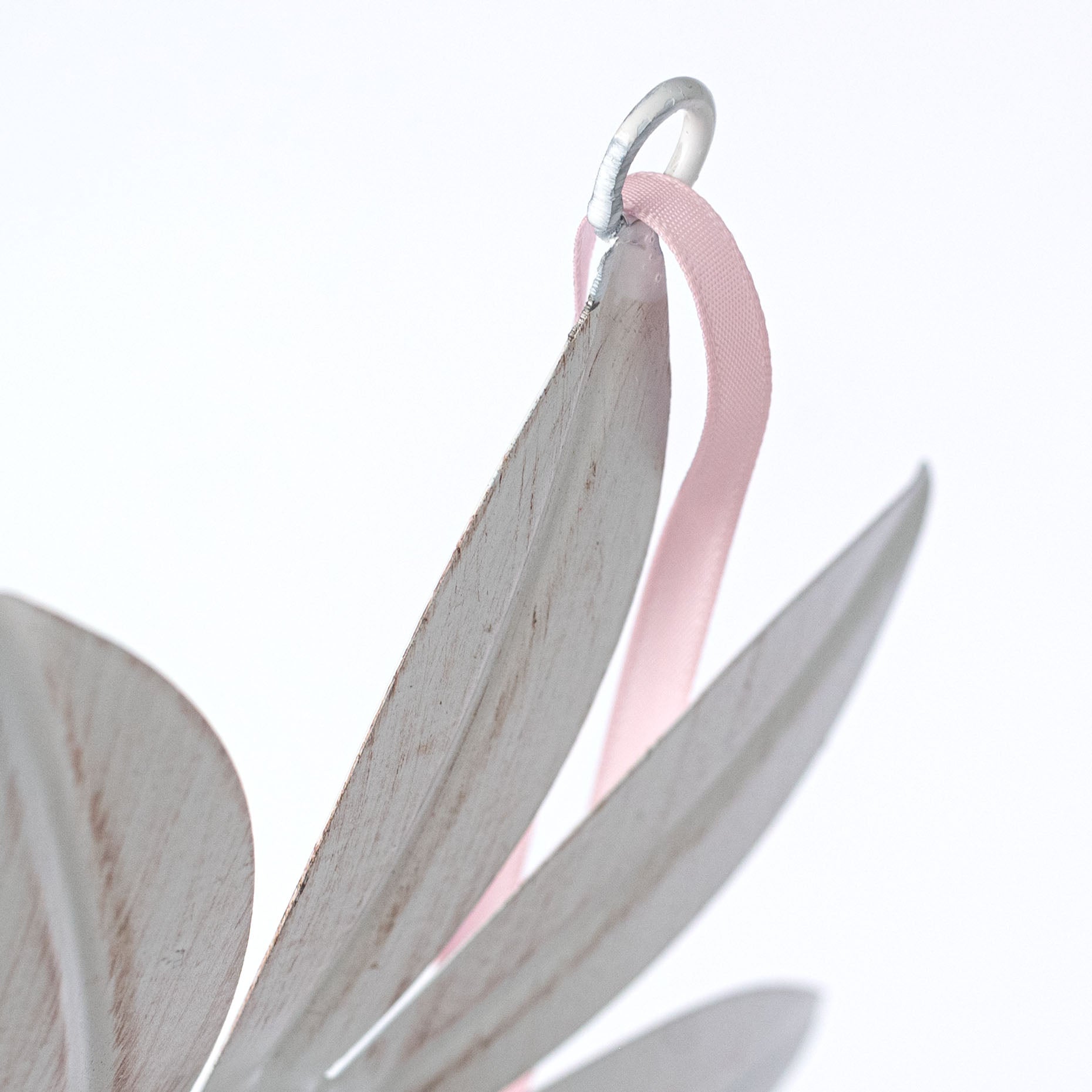 9" Metal Daisy Ornament: Distressed Cream detail photo 5