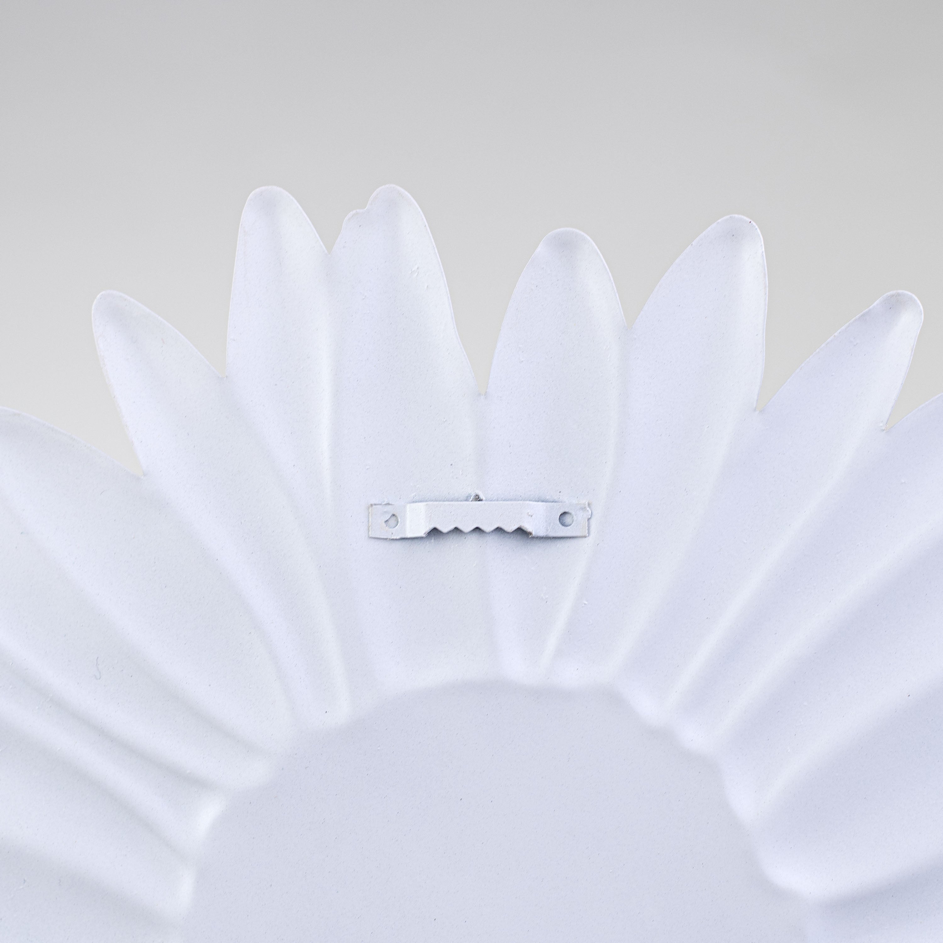 12" Metal Embossed Hanger: Pink Daisy detail photo 4