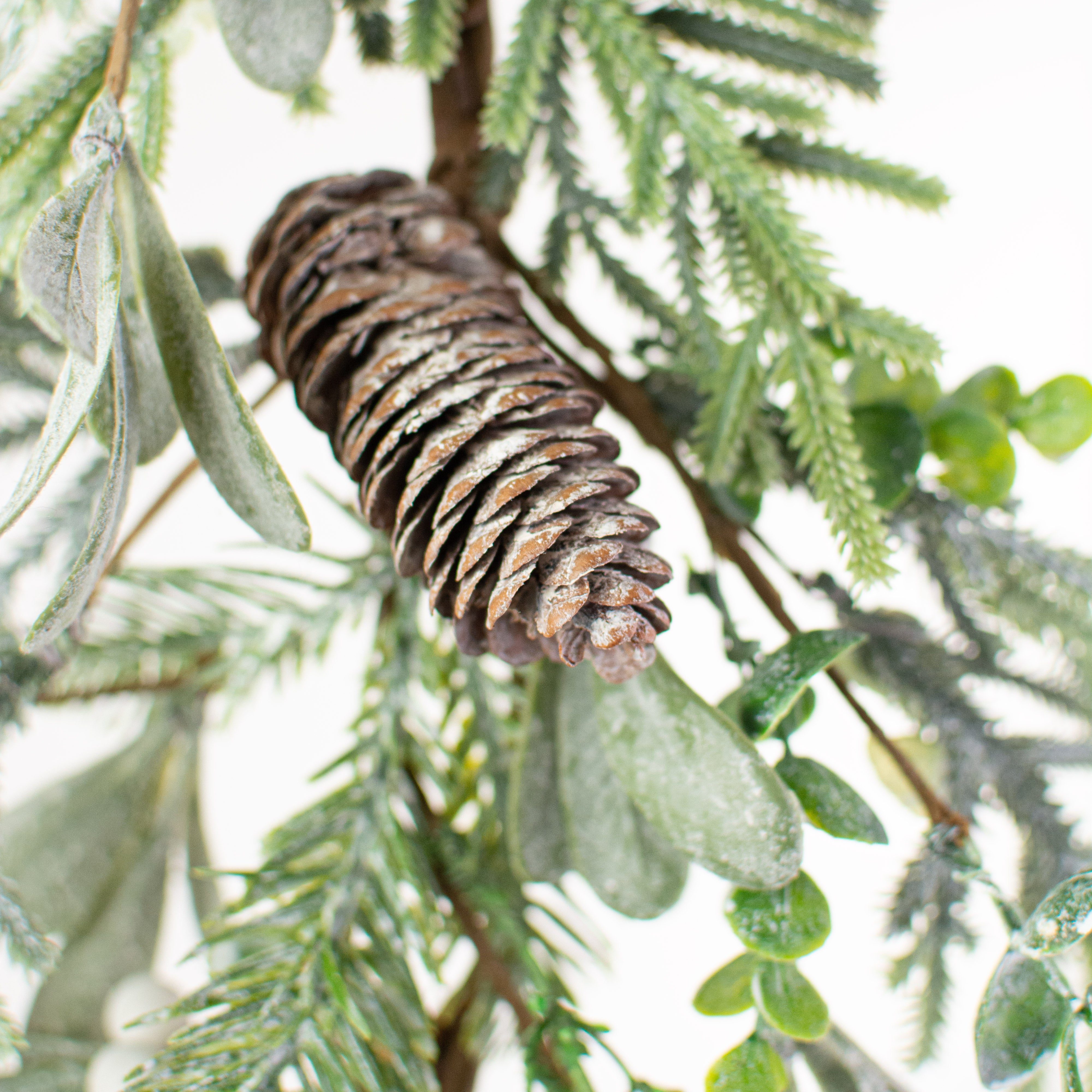 5' Mistletoe & Pine Mix Garland detail photo 3