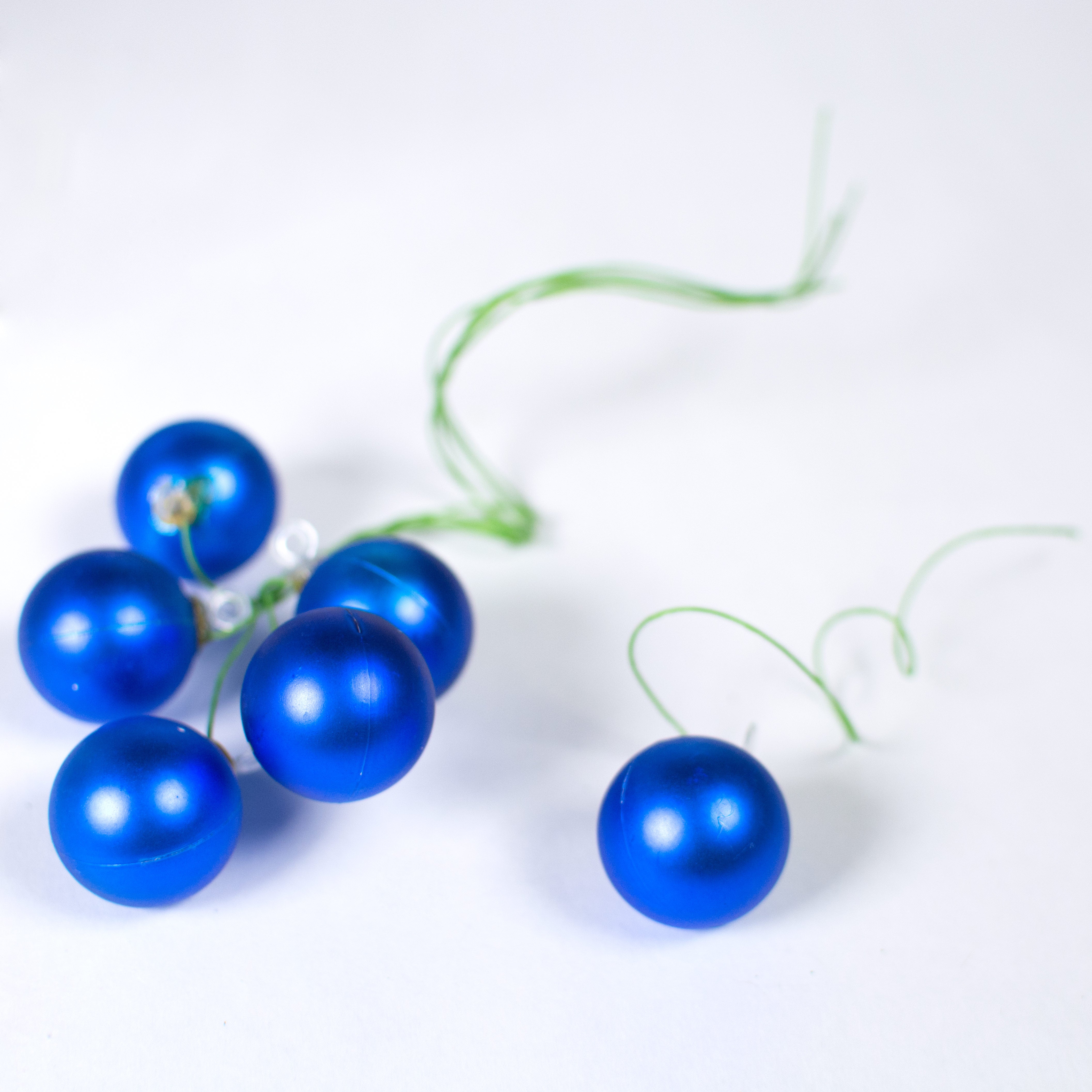 30MM Matte Ball Ornament On Wire: Royal Blue (72) detail photo 3