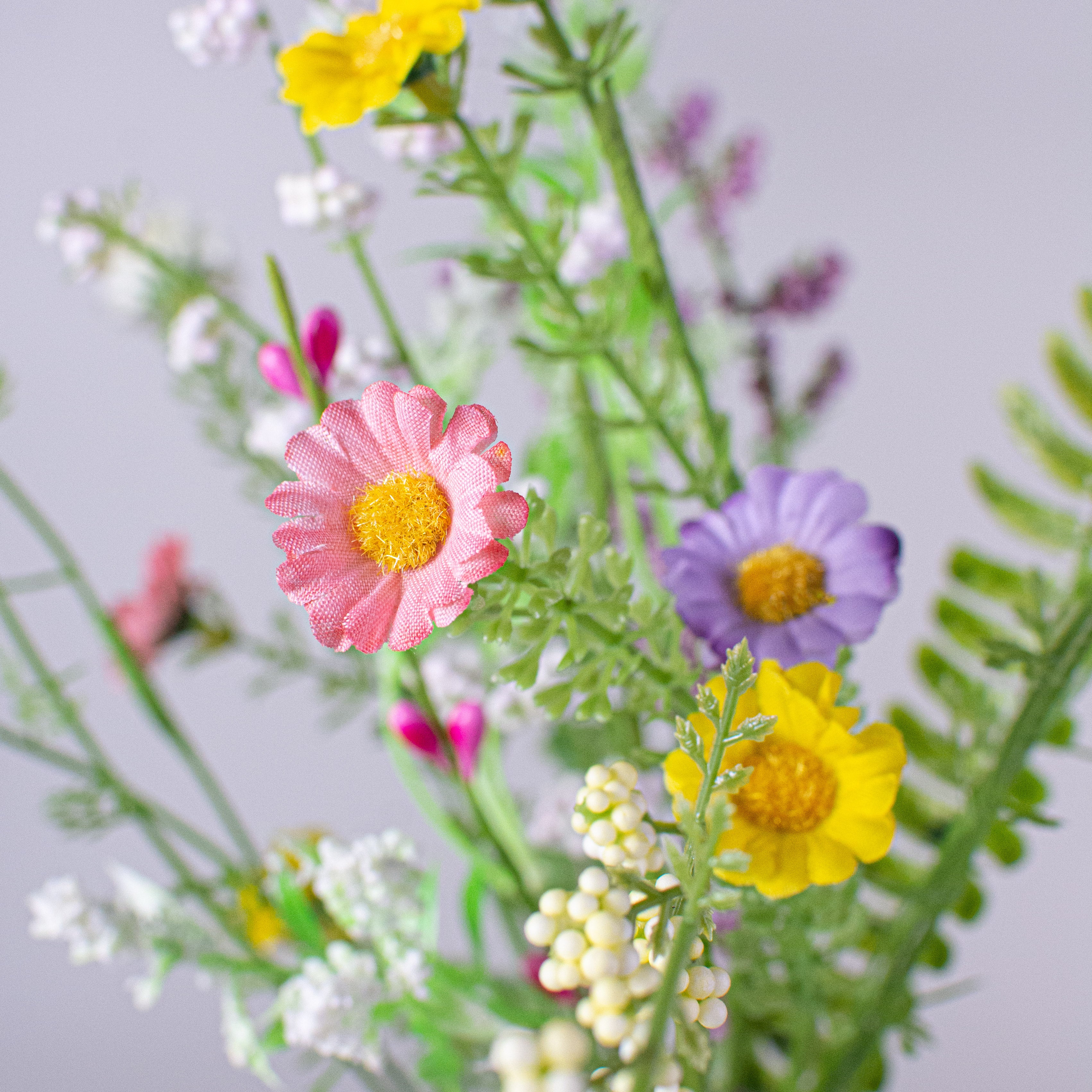 18" Petite Daisy Filler Pick Lifestyle Photo
