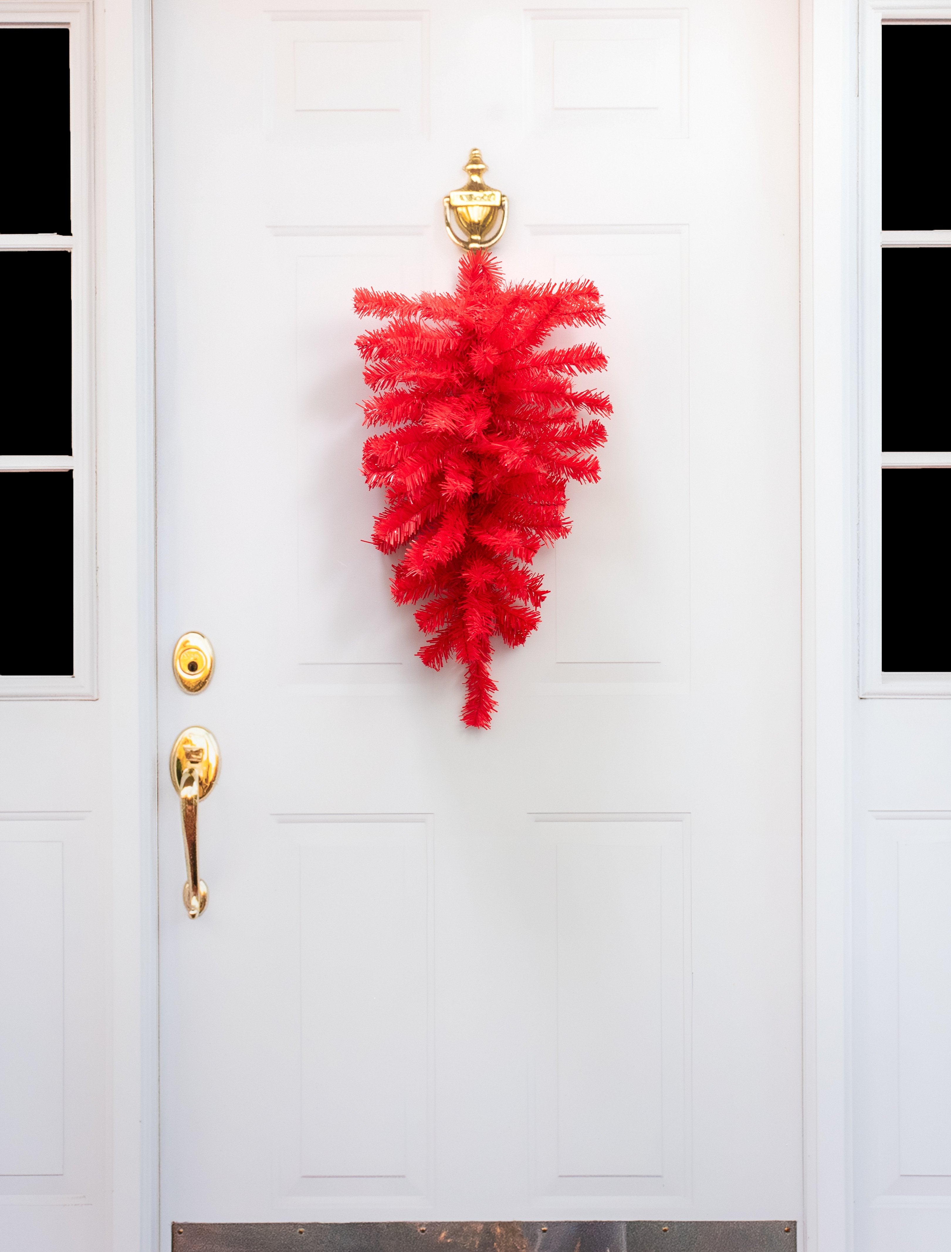 24" Pine Teardrop Swag: Red (55 Tips) Lifestyle Photo