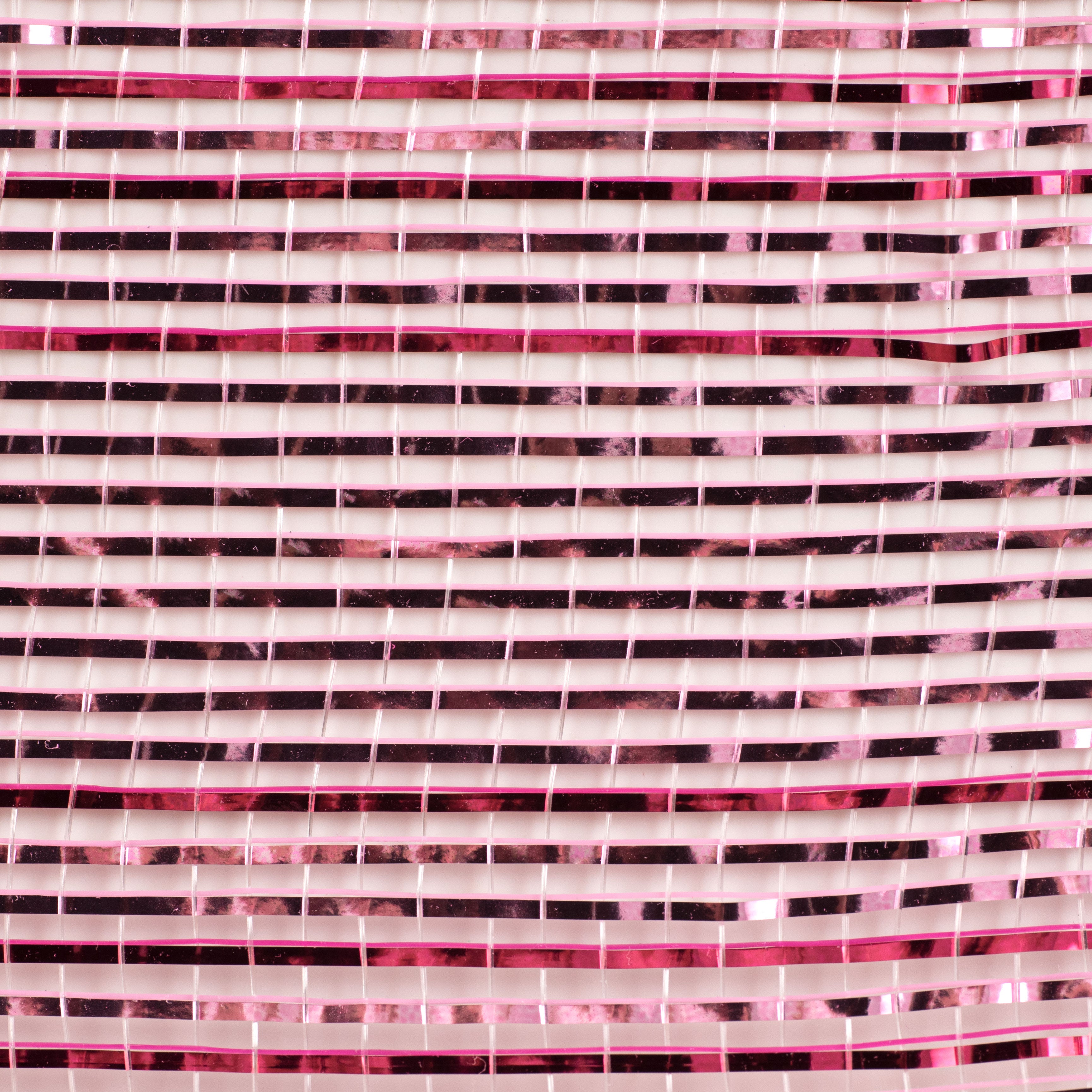 21" Poly Deco Mesh: Fuchsia Metallic Ombré detail photo 3