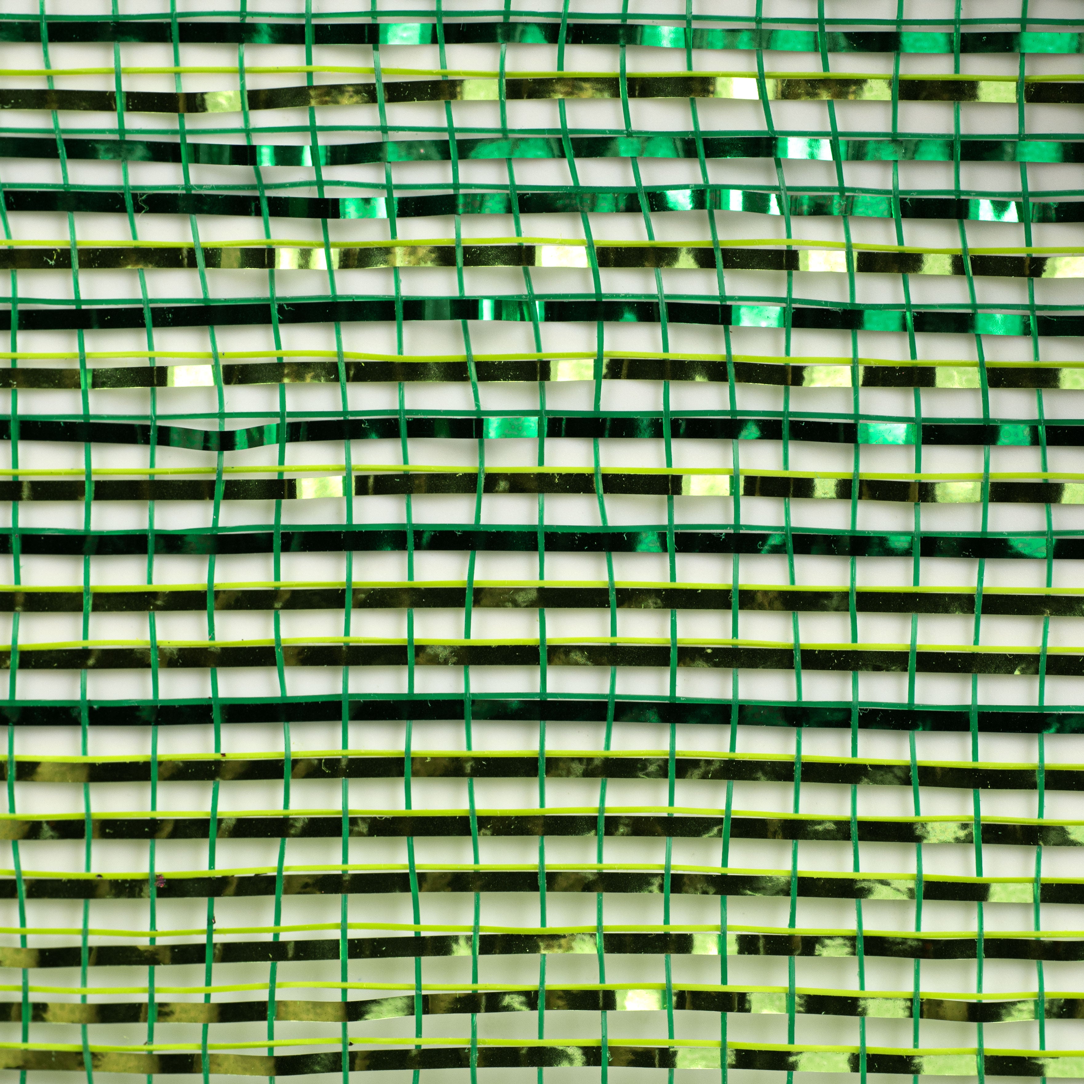 21" Poly Deco Mesh: Green & Lime Metallic Ombré detail photo 3