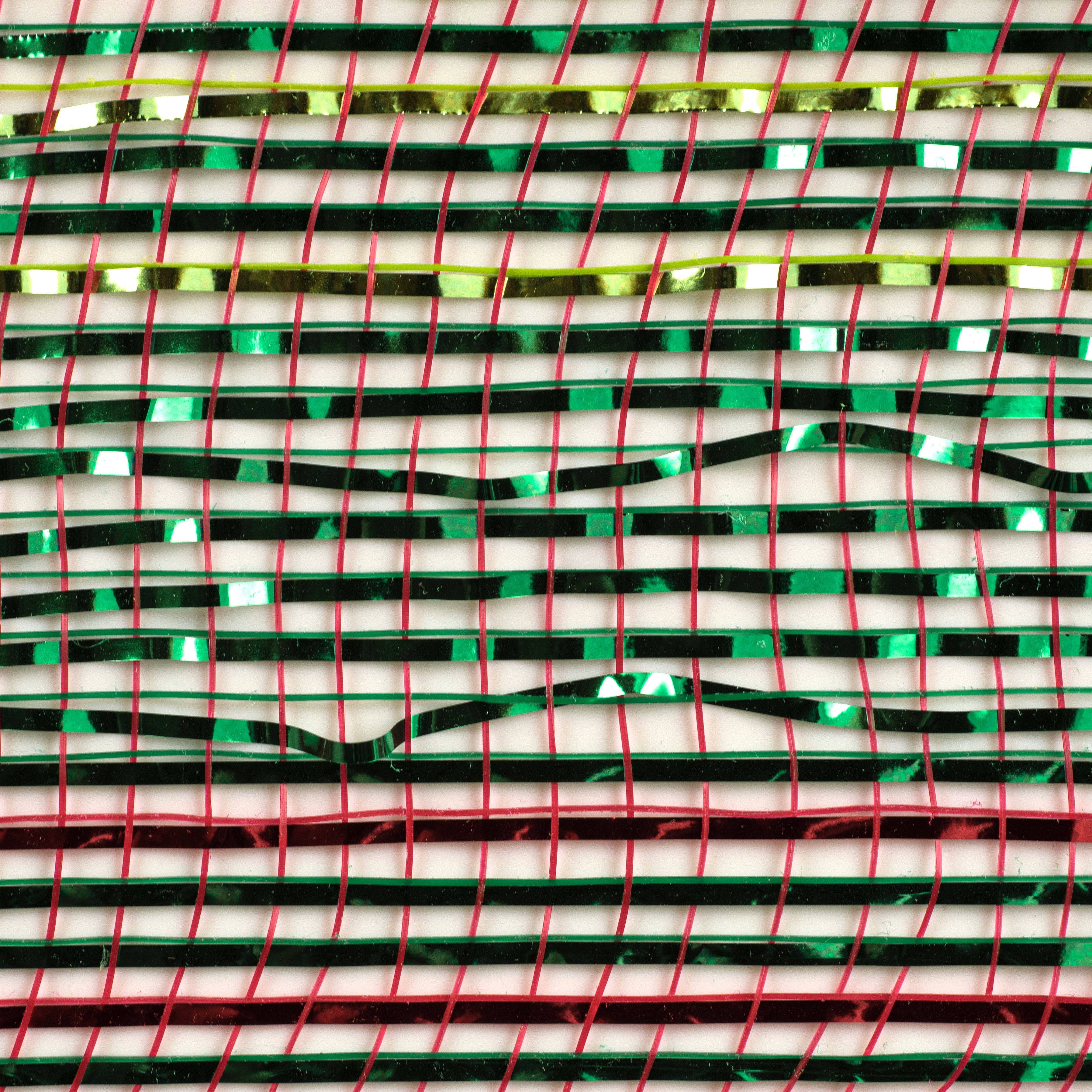 21" Poly Deco Mesh: Metallic Christmas Lime Ombré detail photo 3
