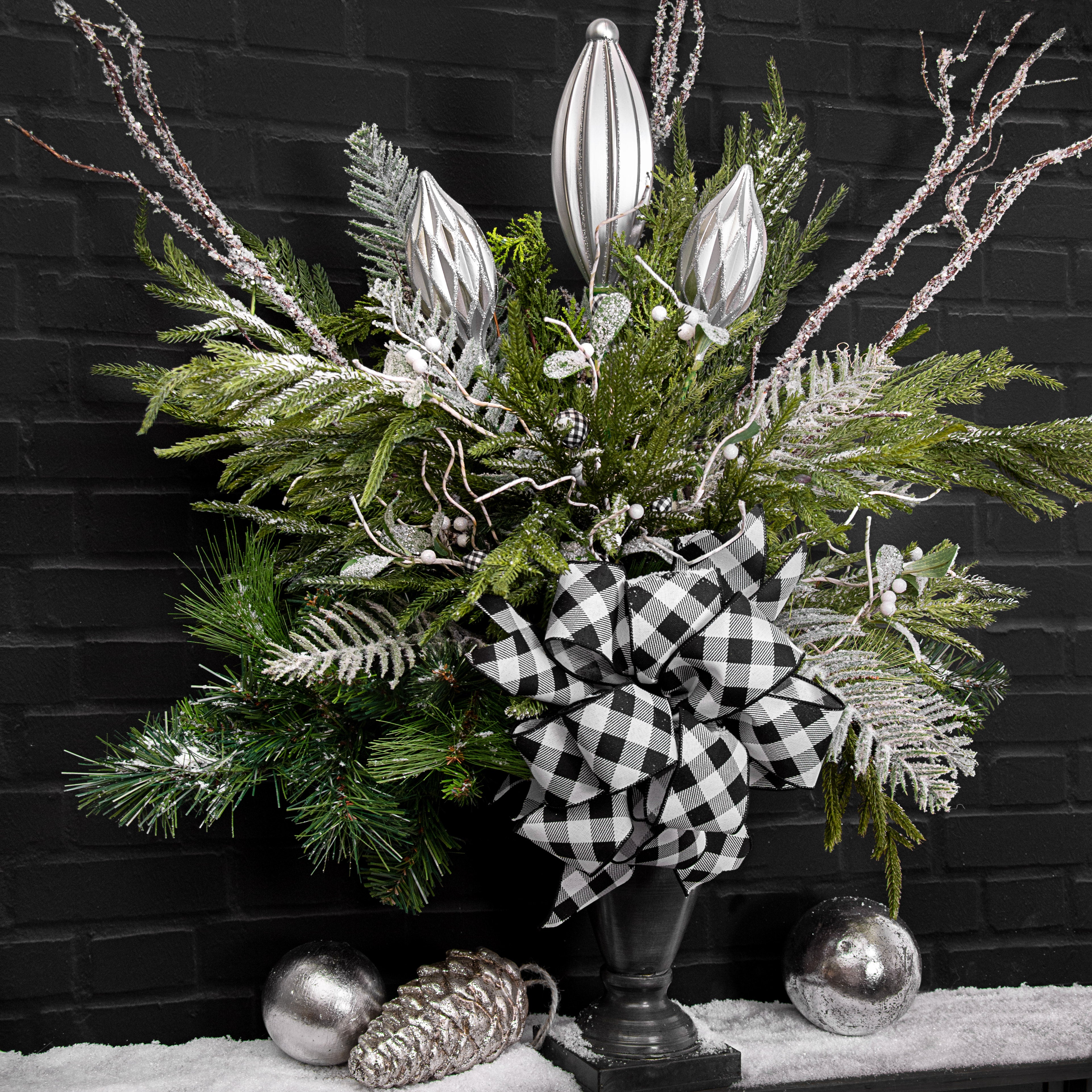 7.75" Ribbed Finial On Pick: Silver Lifestyle Photo