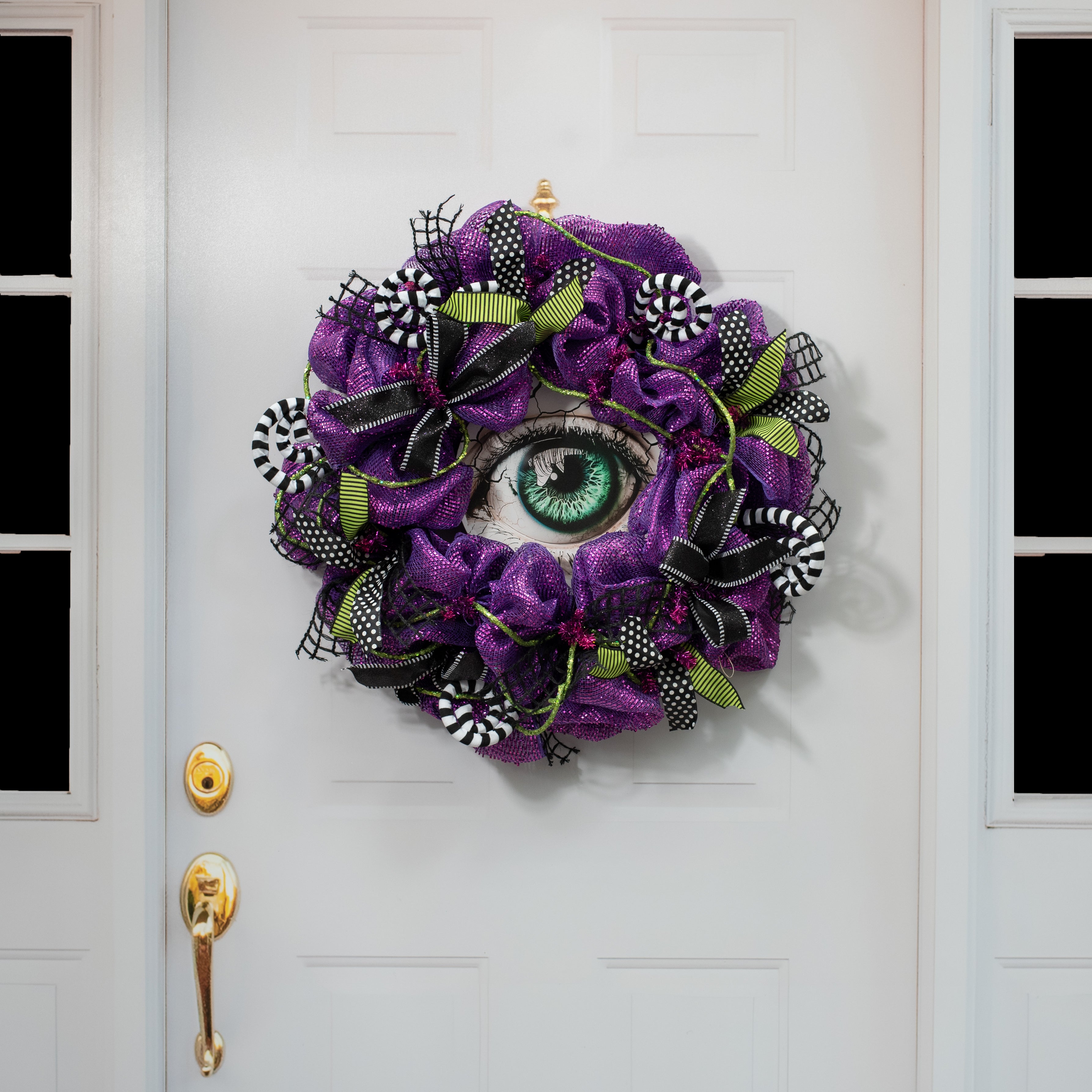 10.5" Round Waterproof Sign: Crackle Texture Doll Eye detail photo 4