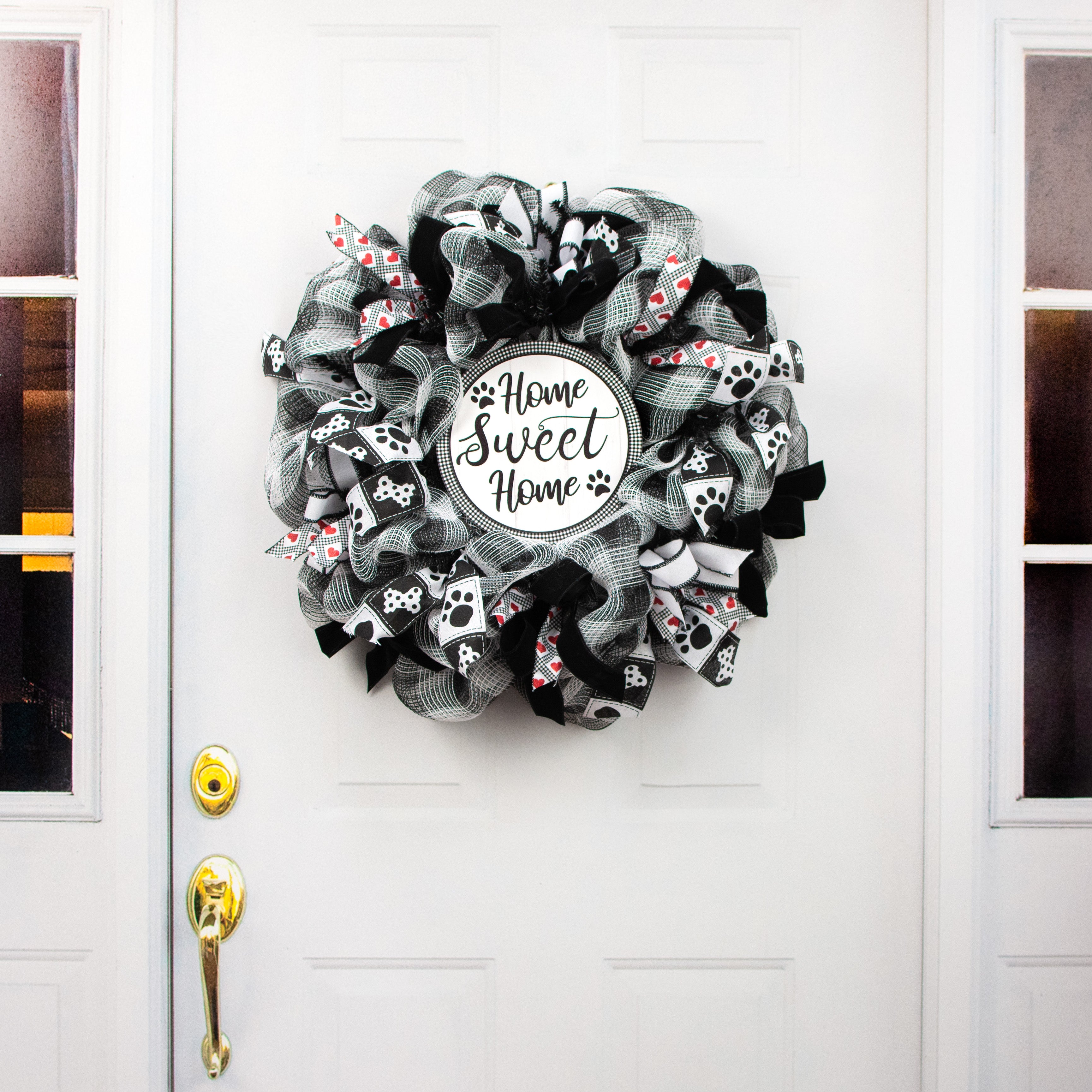 9.4" Round Waterproof Sign: Gingham Home Sweet Home Paws detail photo 4