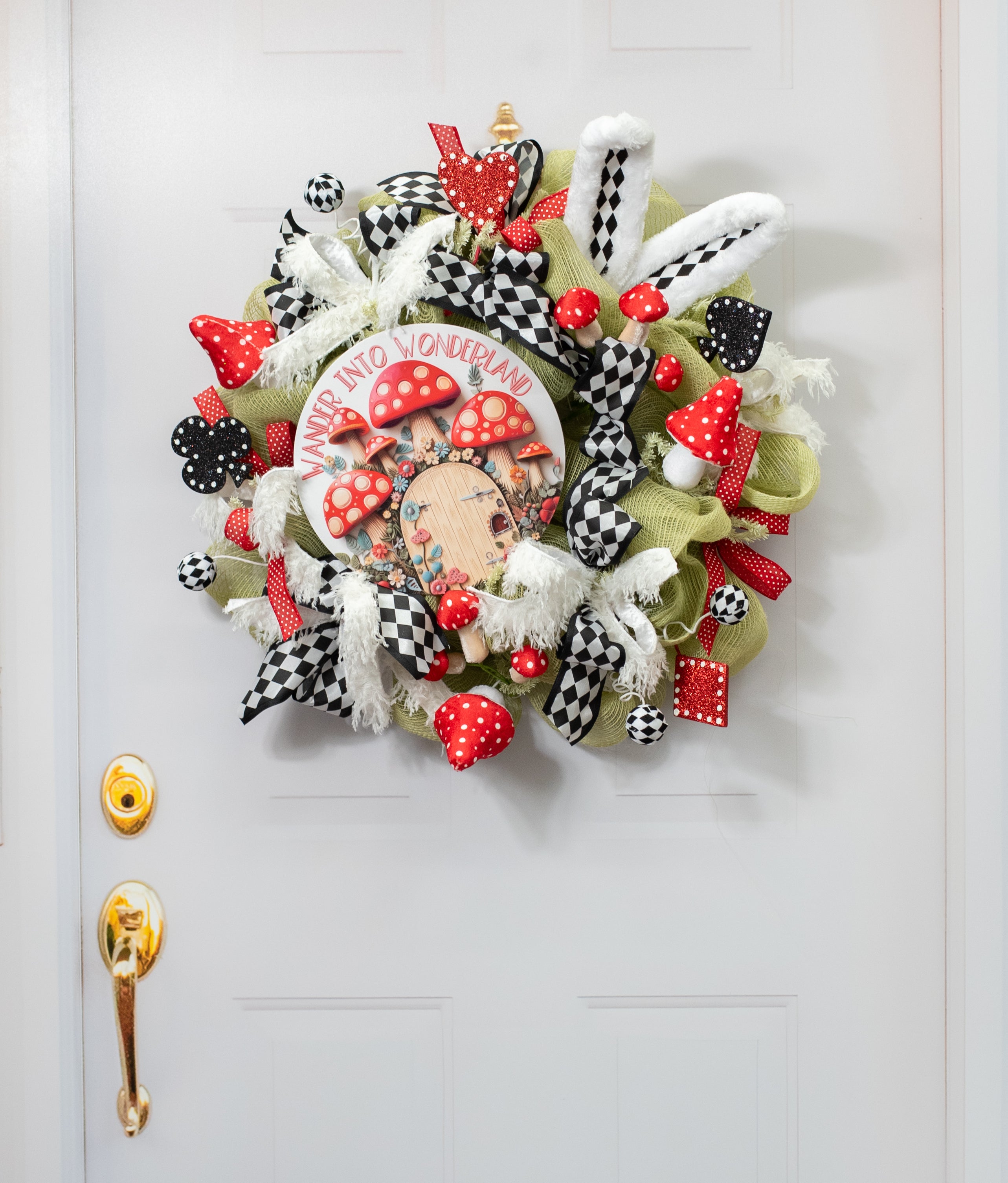 10.5" Round Waterproof Sign: Wander into Wonderland detail photo 4