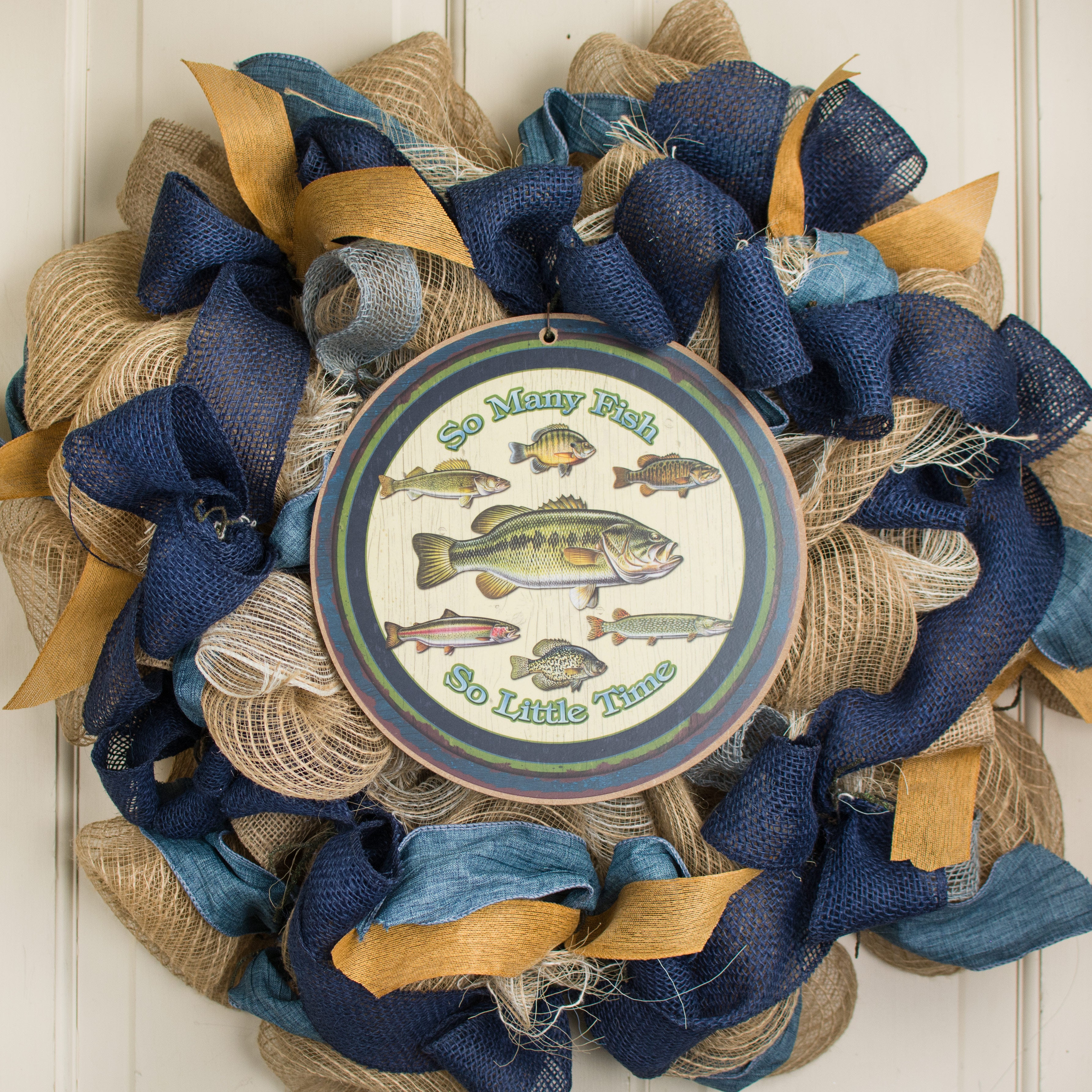 10" Round Wooden Sign: So Many Fish, So Little Time detail photo 3