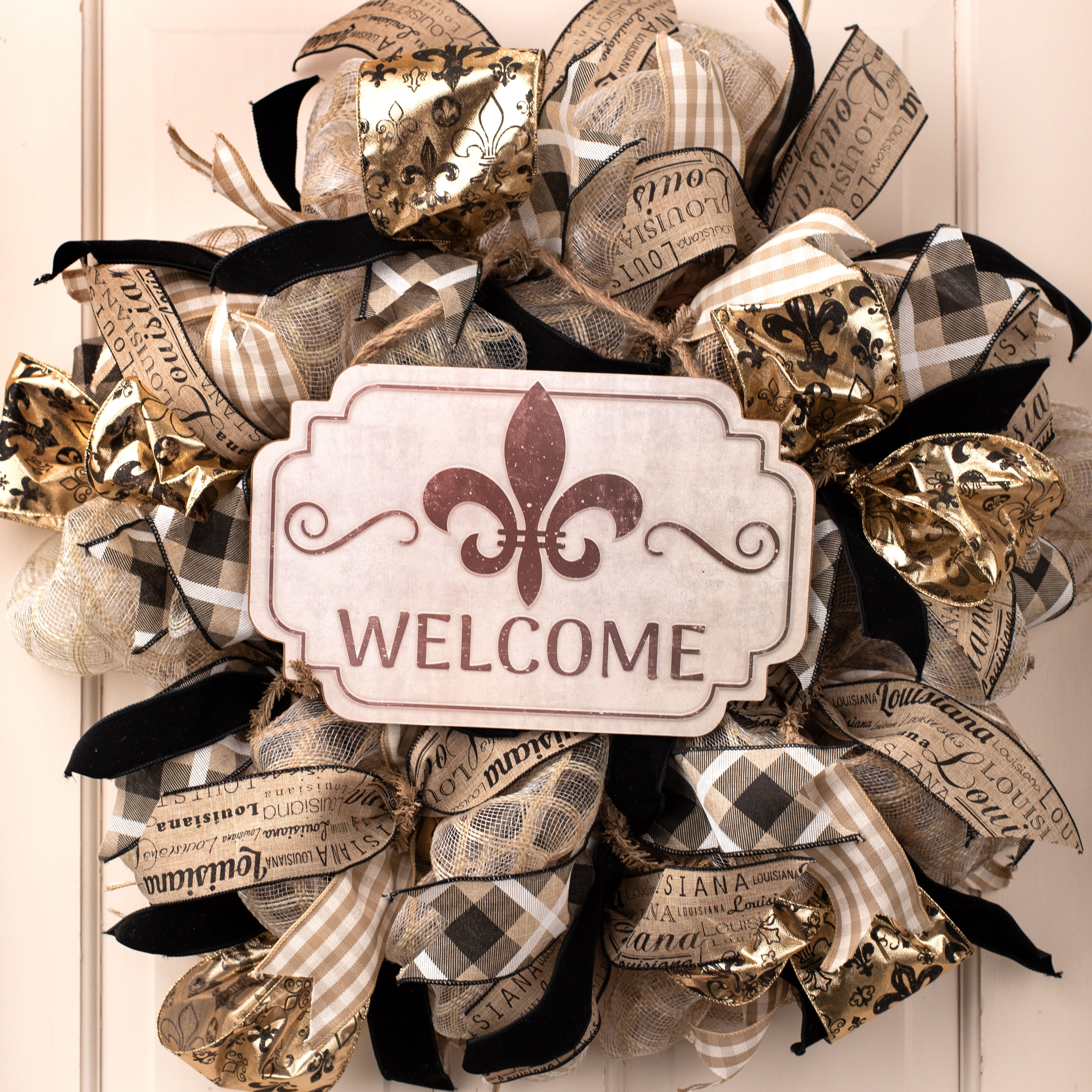 12" Scalloped Wooden Sign: Welcome Fleur de Lis Lifestyle Photo