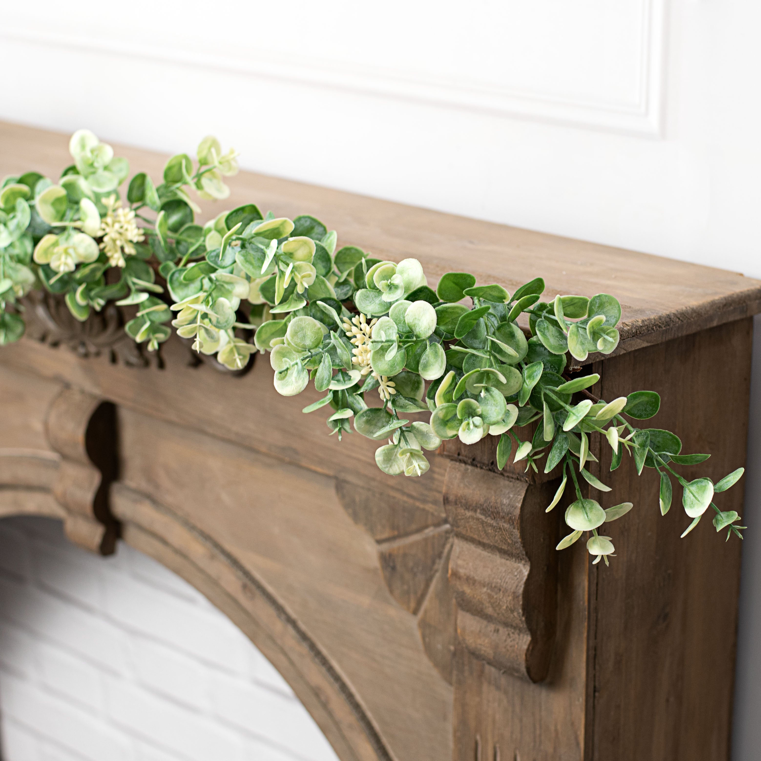 4' Seeded Baby Eucalyptus Garland Lifestyle Photo