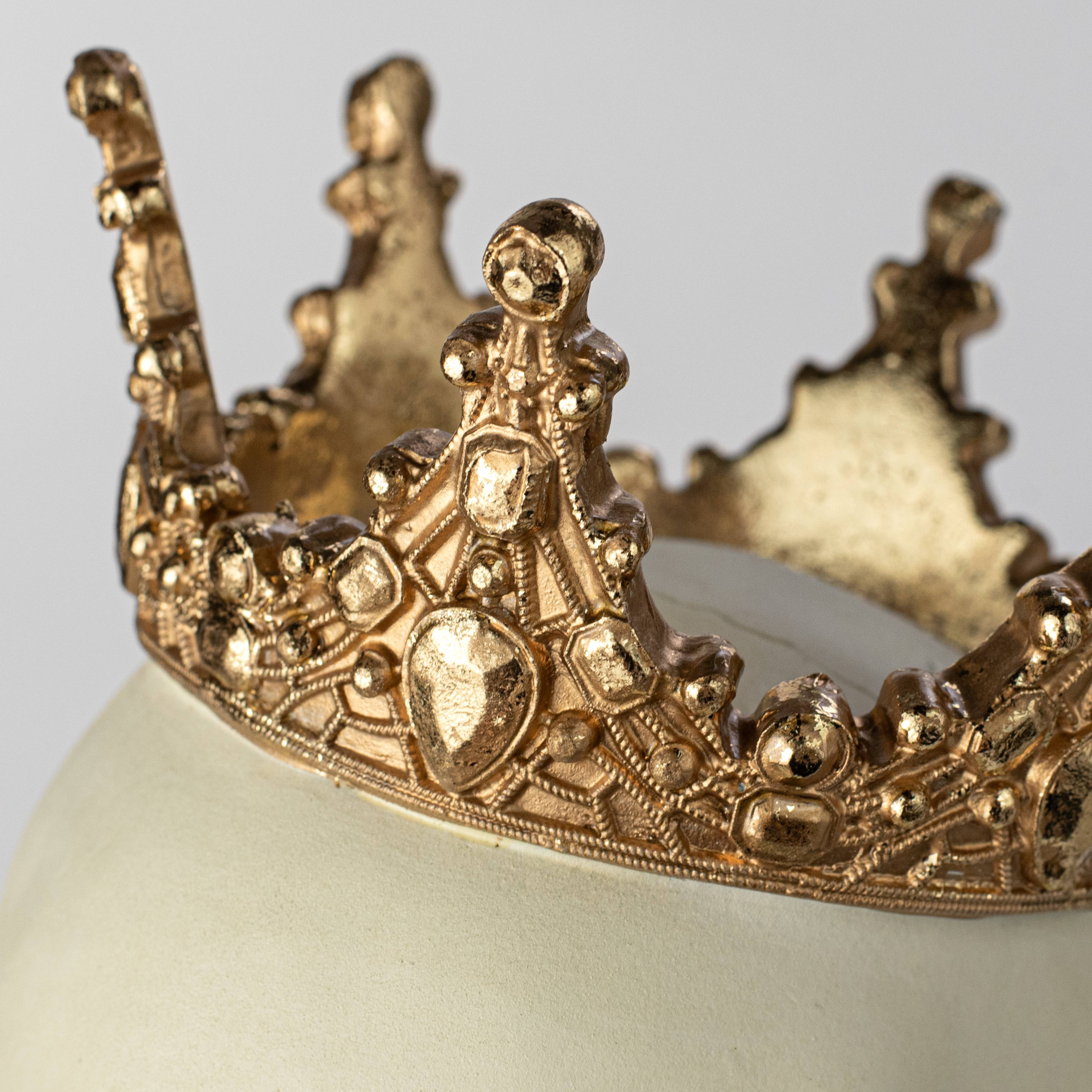 8.75" Skull with Crown Decor detail photo 3
