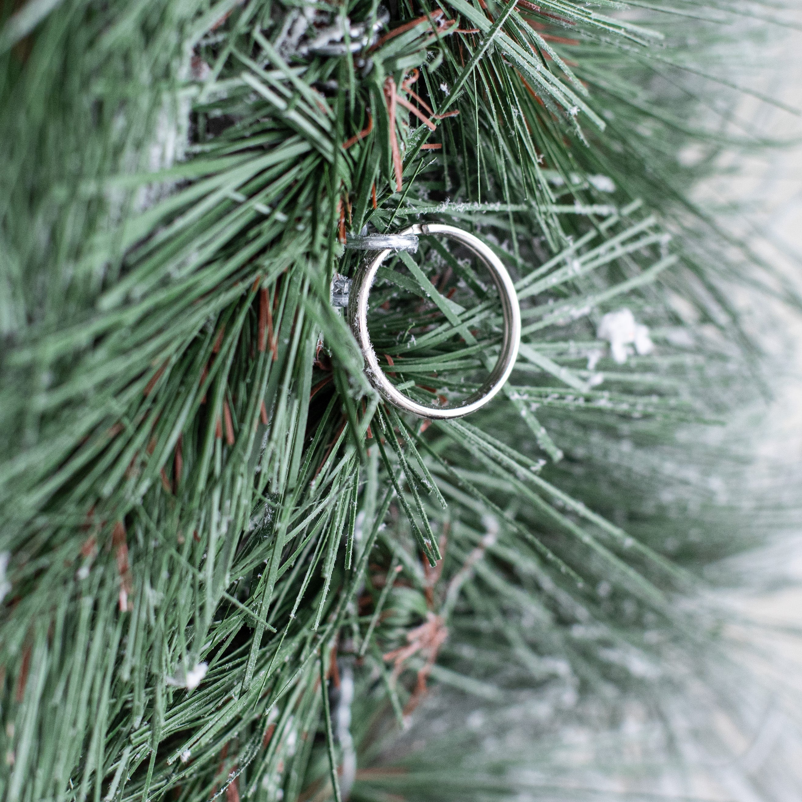 32" Snow Pinecone Berry Teardrop detail photo 5