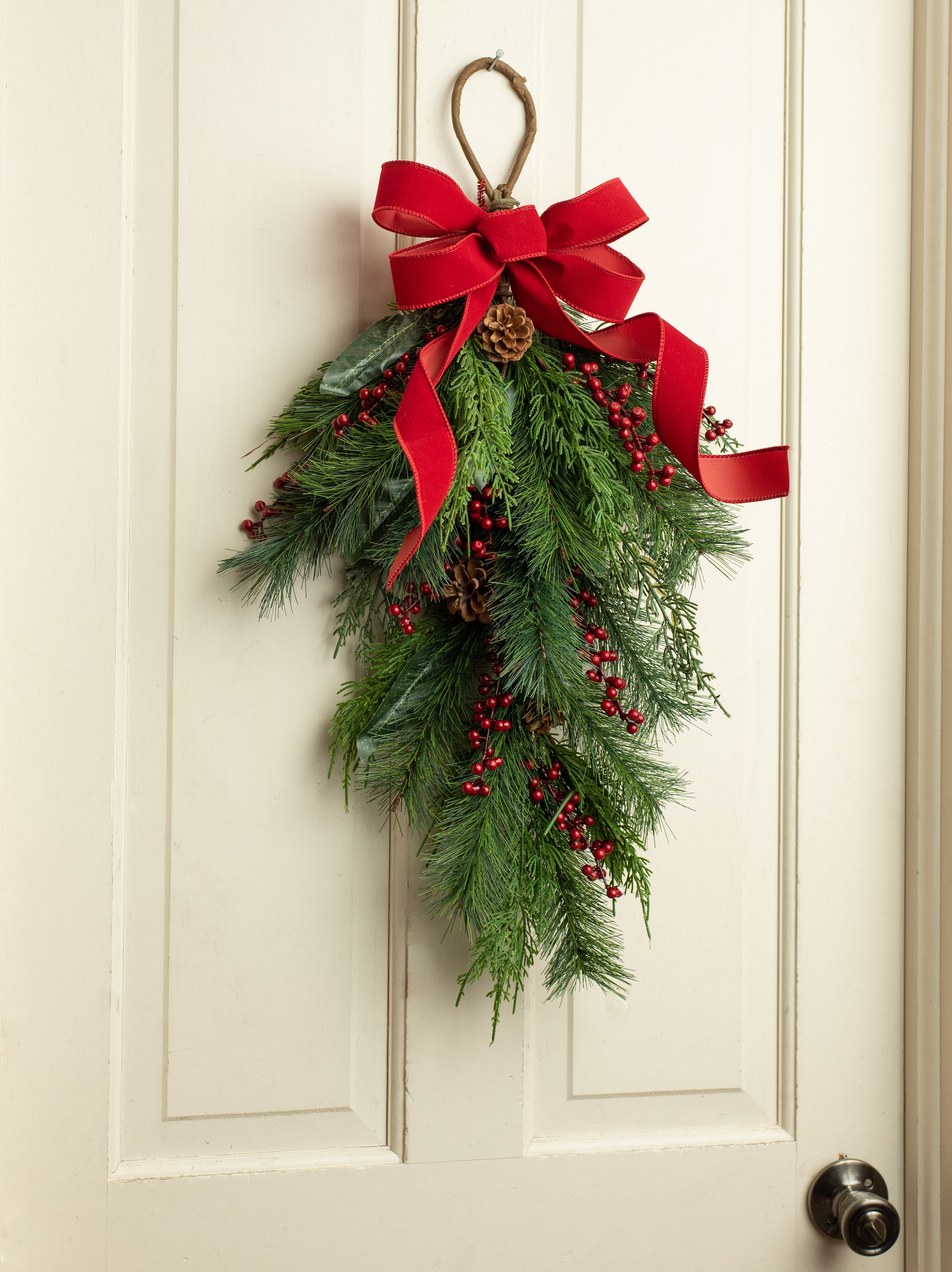 30" Soft Cedar Pine & Berry Teardrop Lifestyle Photo