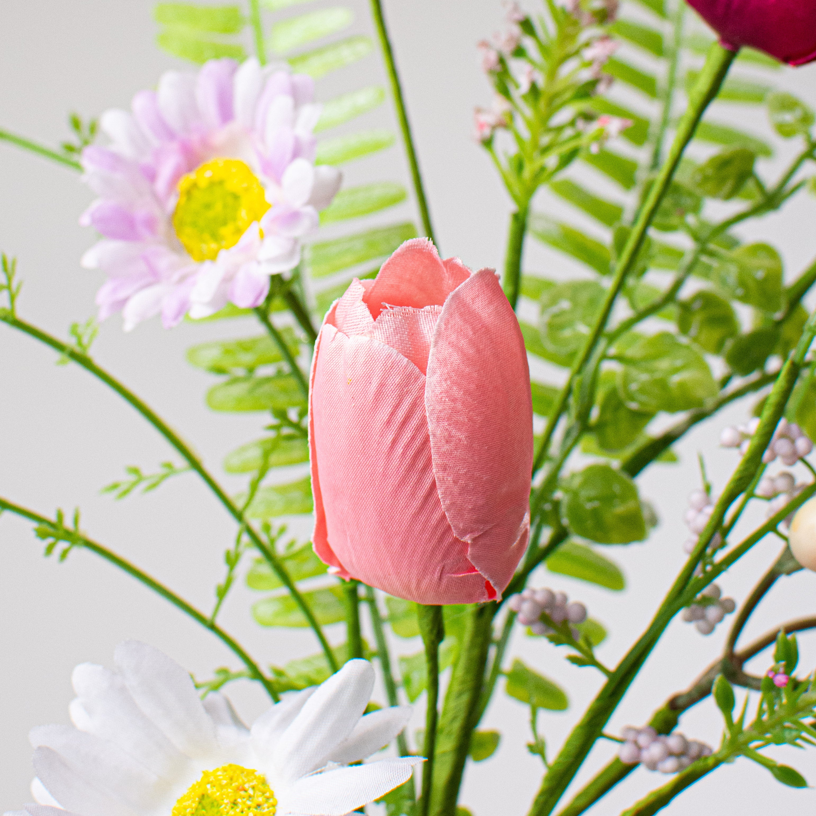 16" Tulip, Daisy, Fern Spray Lifestyle Photo