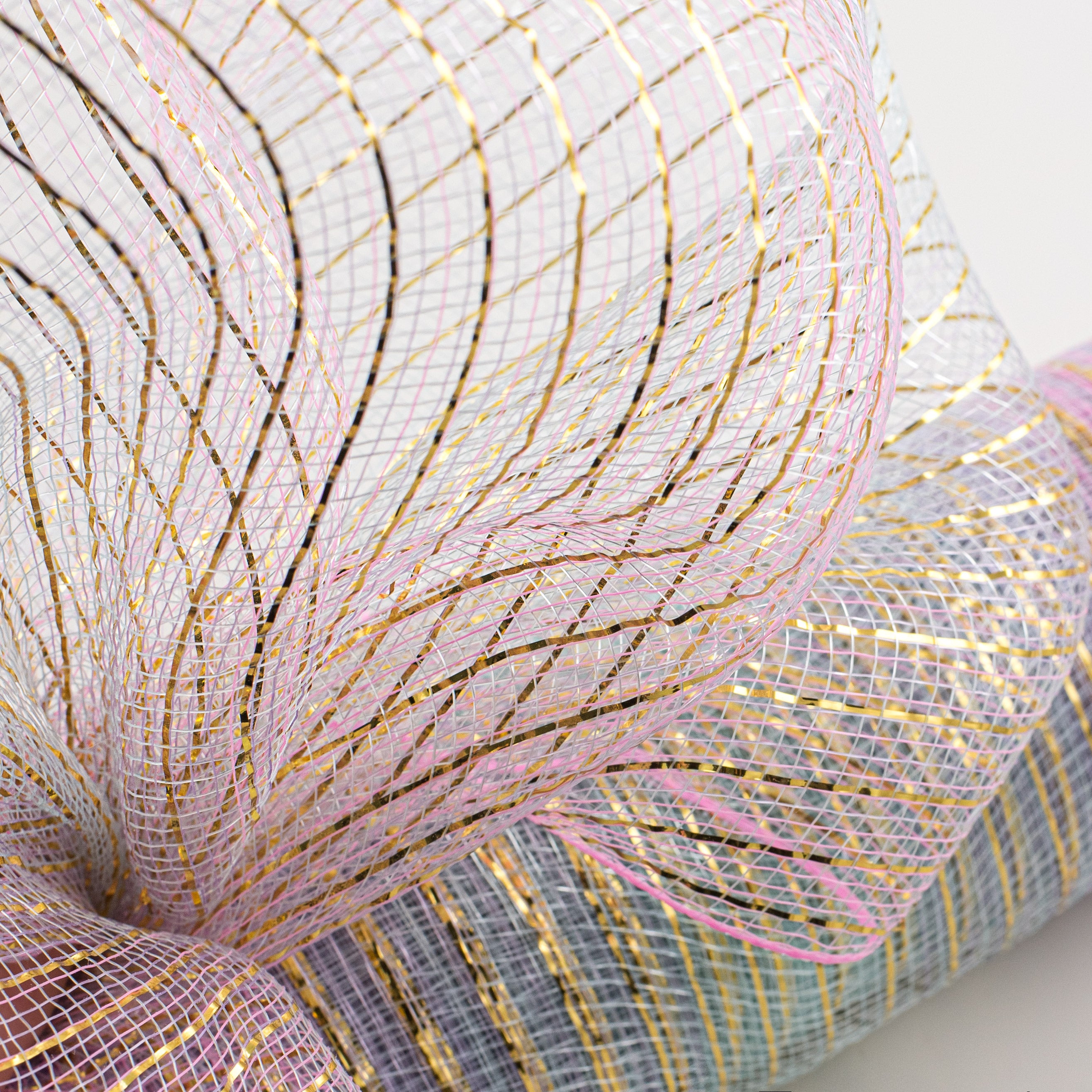 21" Unicorn Ombré Mesh: Gold & Pastels Lifestyle Photo