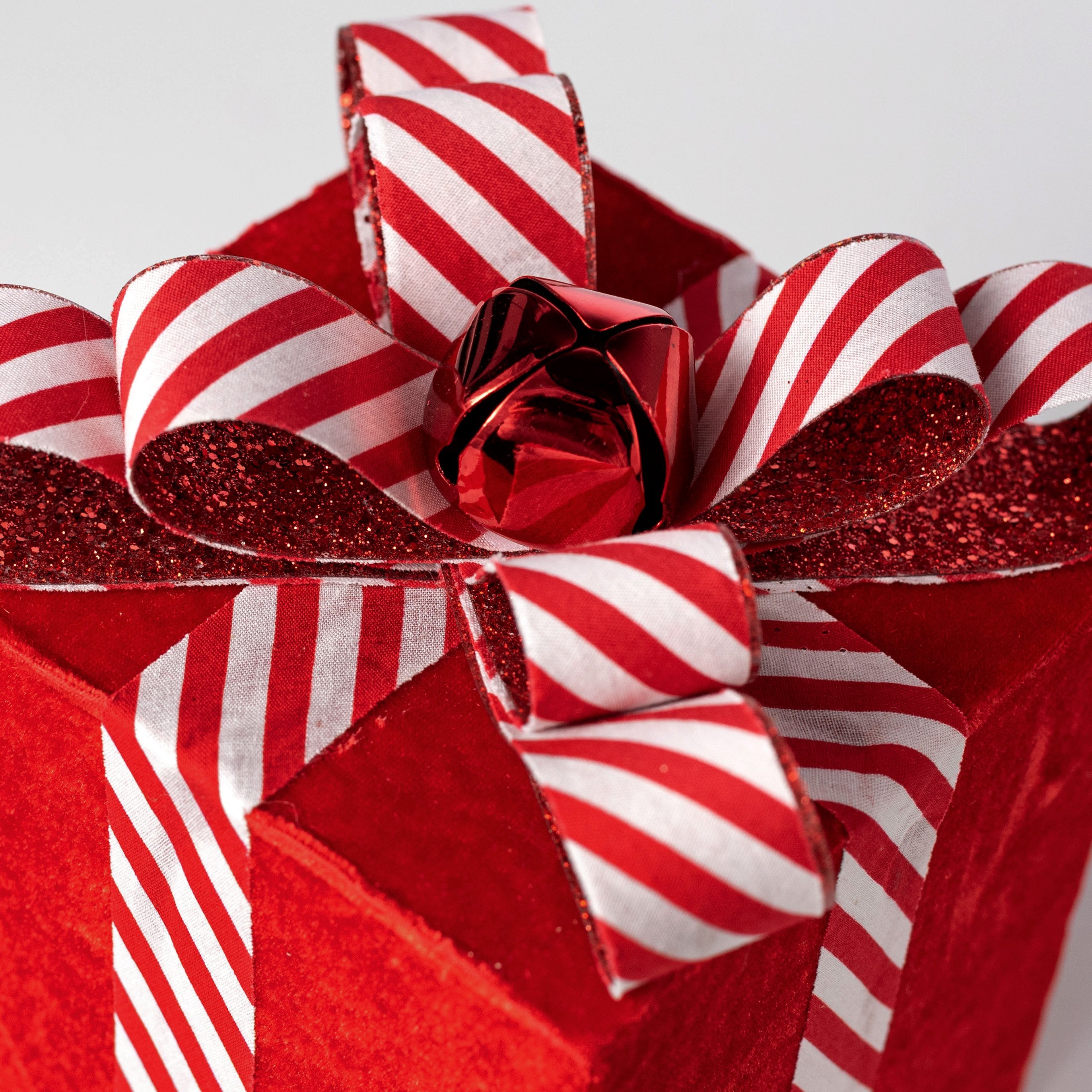 6" Velvet Gift Box Decoration: Red detail photo 3
