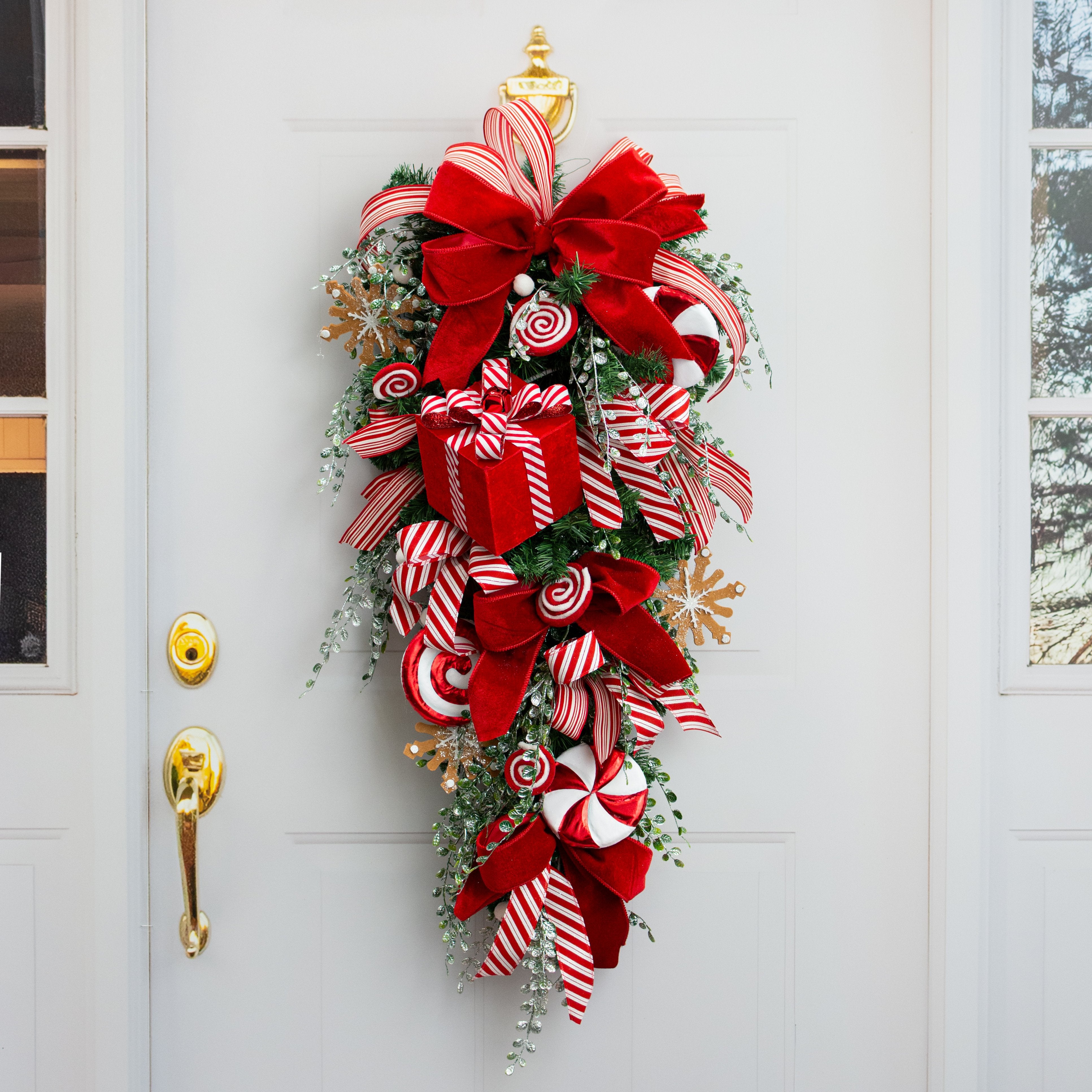 6" Velvet Gift Box Decoration: Red detail photo 4