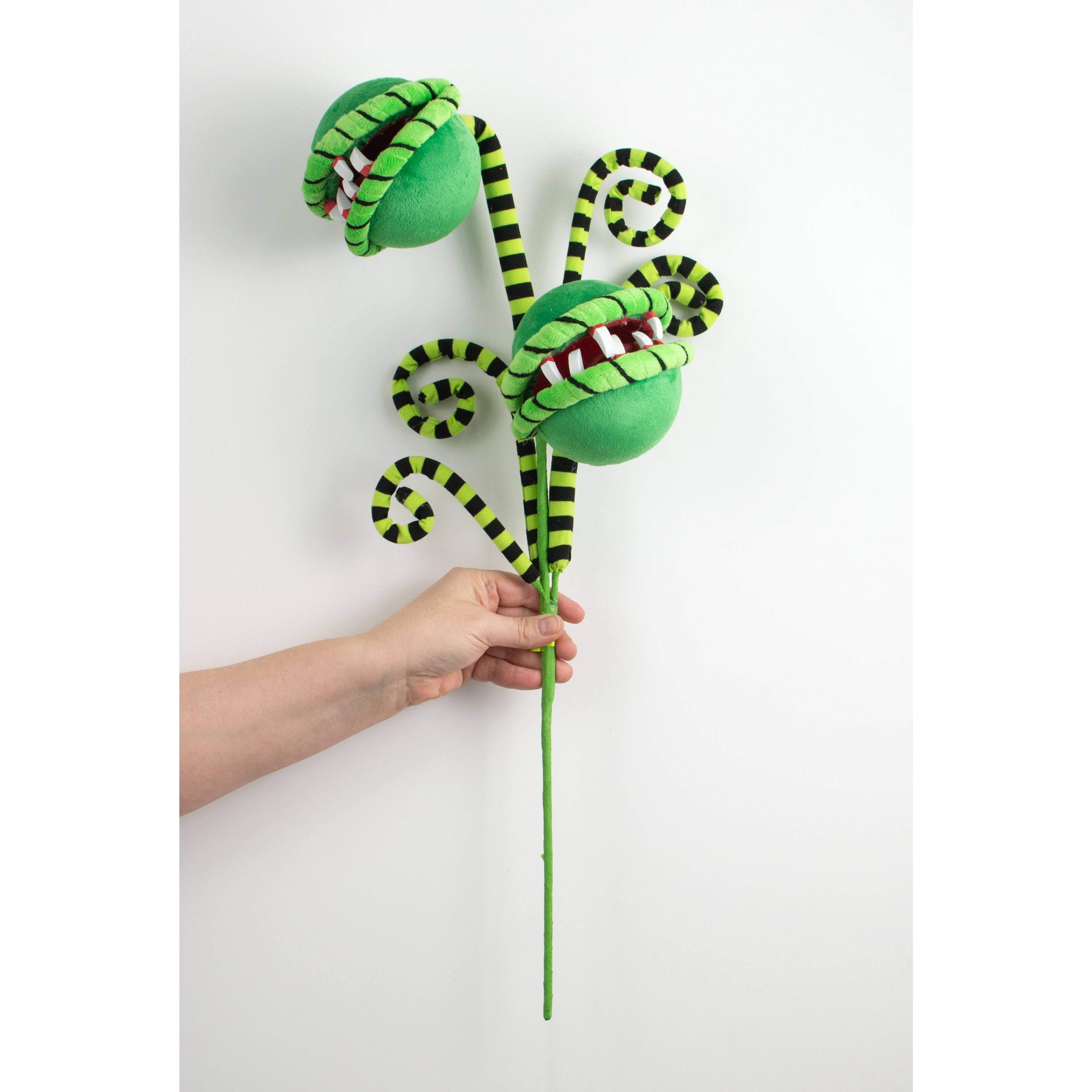 24" Venus Flytrap Curly Spray: Black & Green detail photo 3