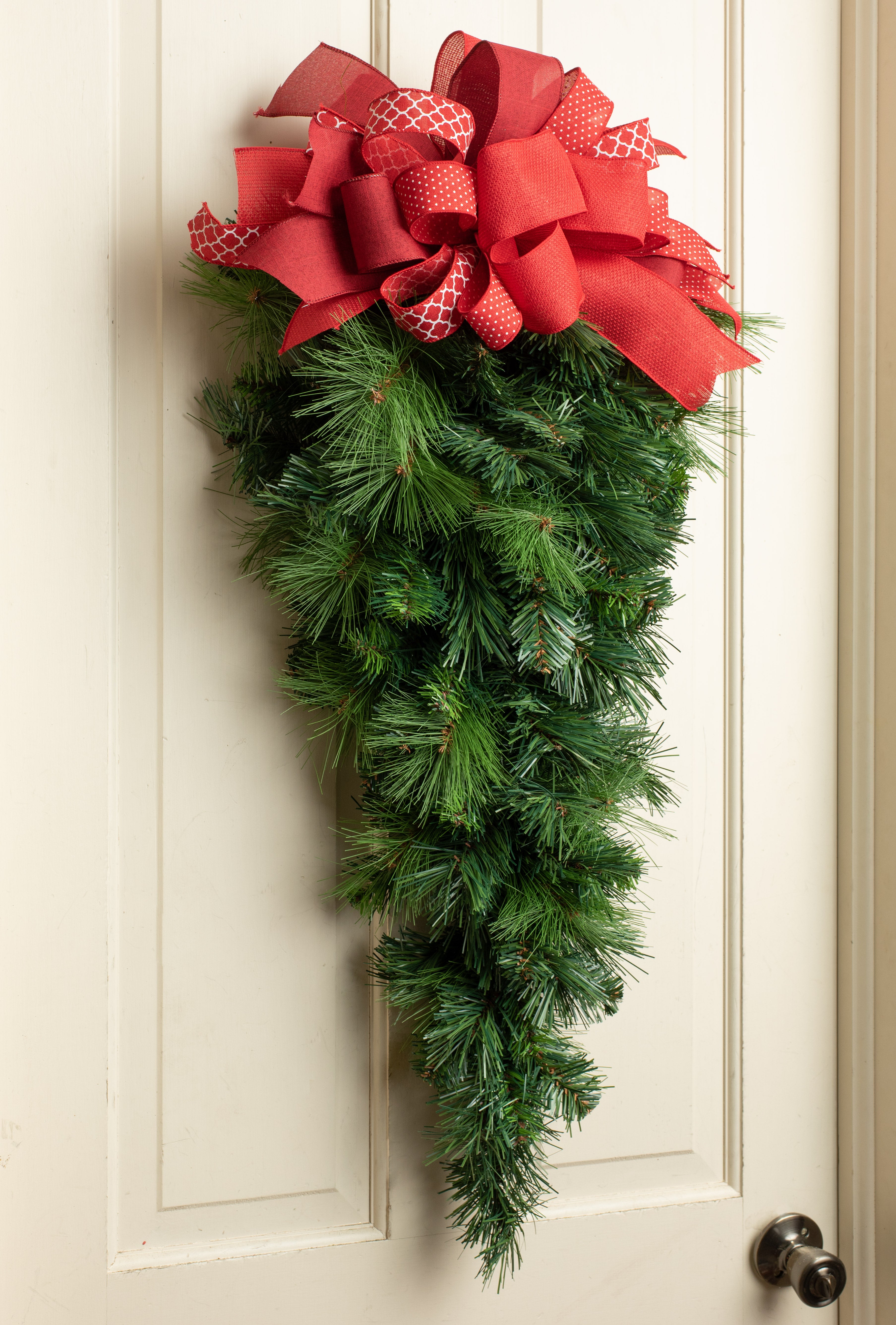 32" Vermont Pine Teardrop (100 Tips) Lifestyle Photo