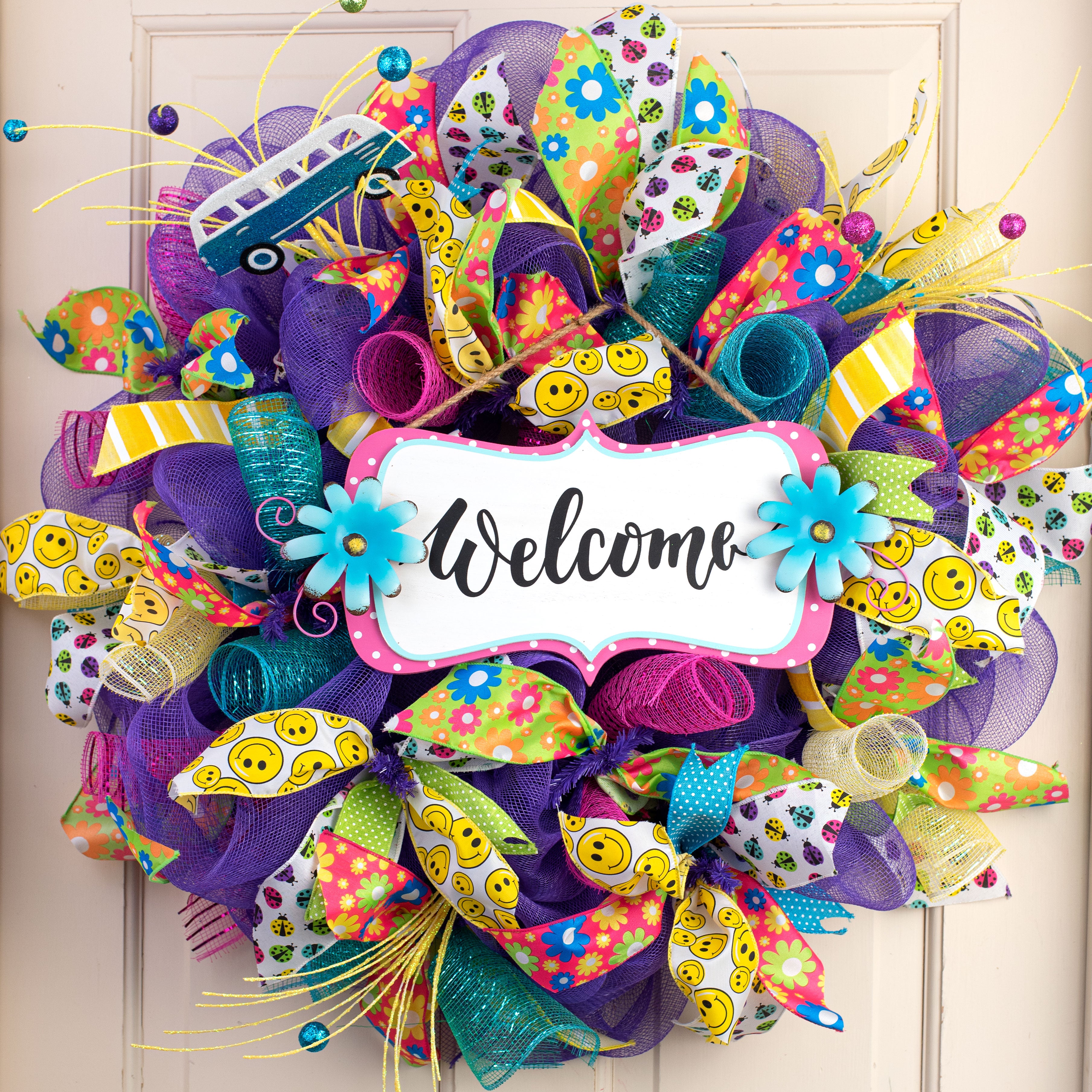 16" Welcome Daisy Scalloped Sign Lifestyle Photo