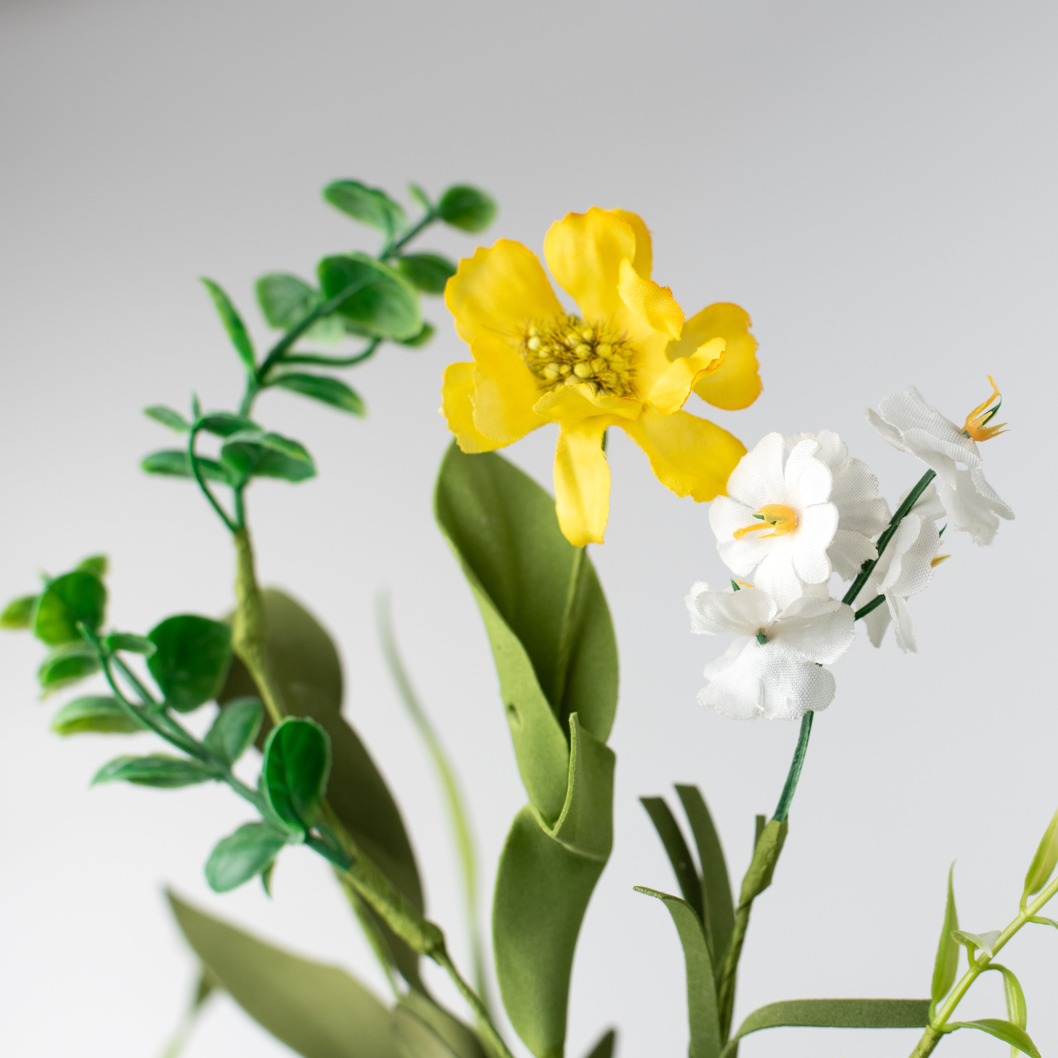 28" Wild Daisy Spray: Ivory & Yellow detail photo 4