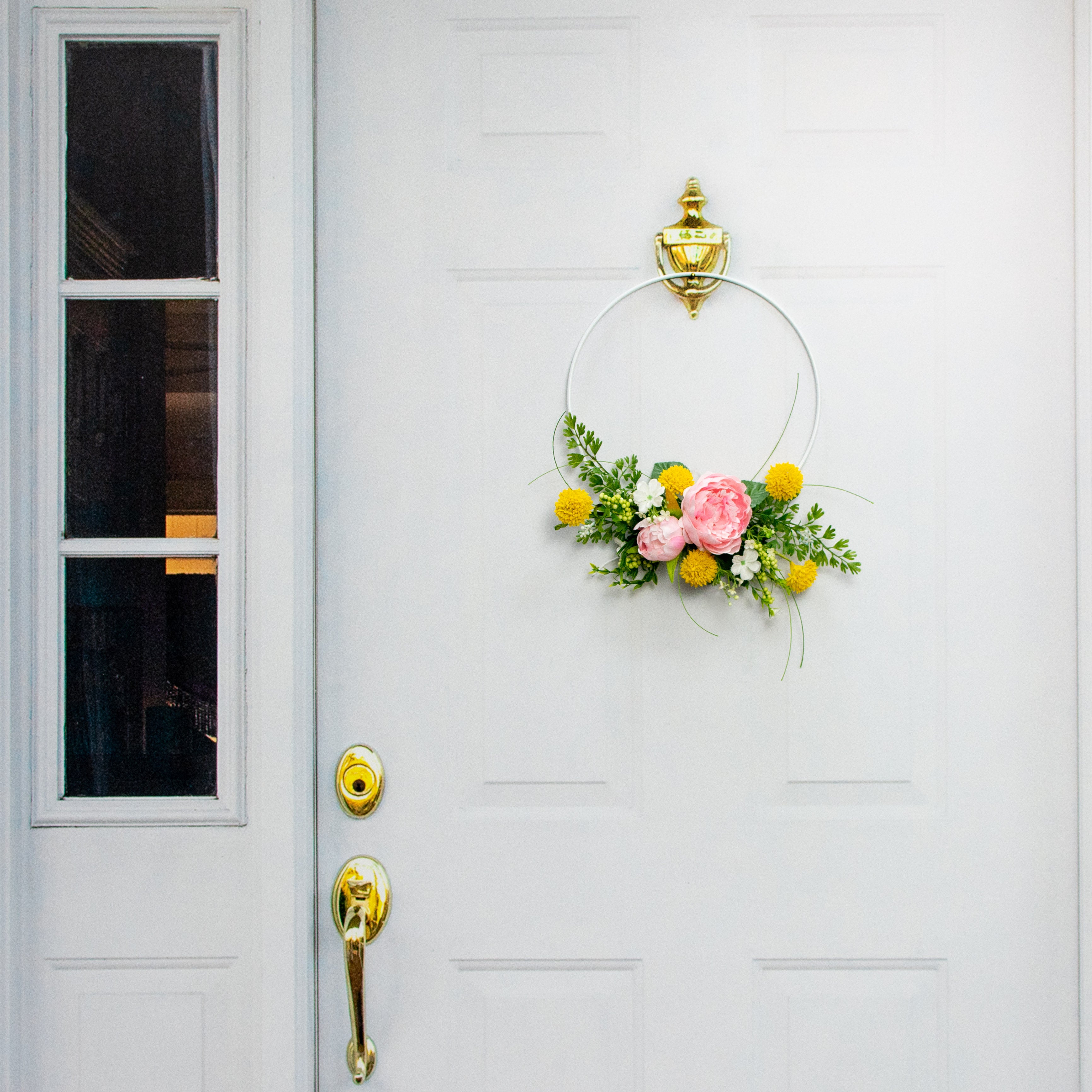 12" Wire Ring Wreath: White Lifestyle Photo