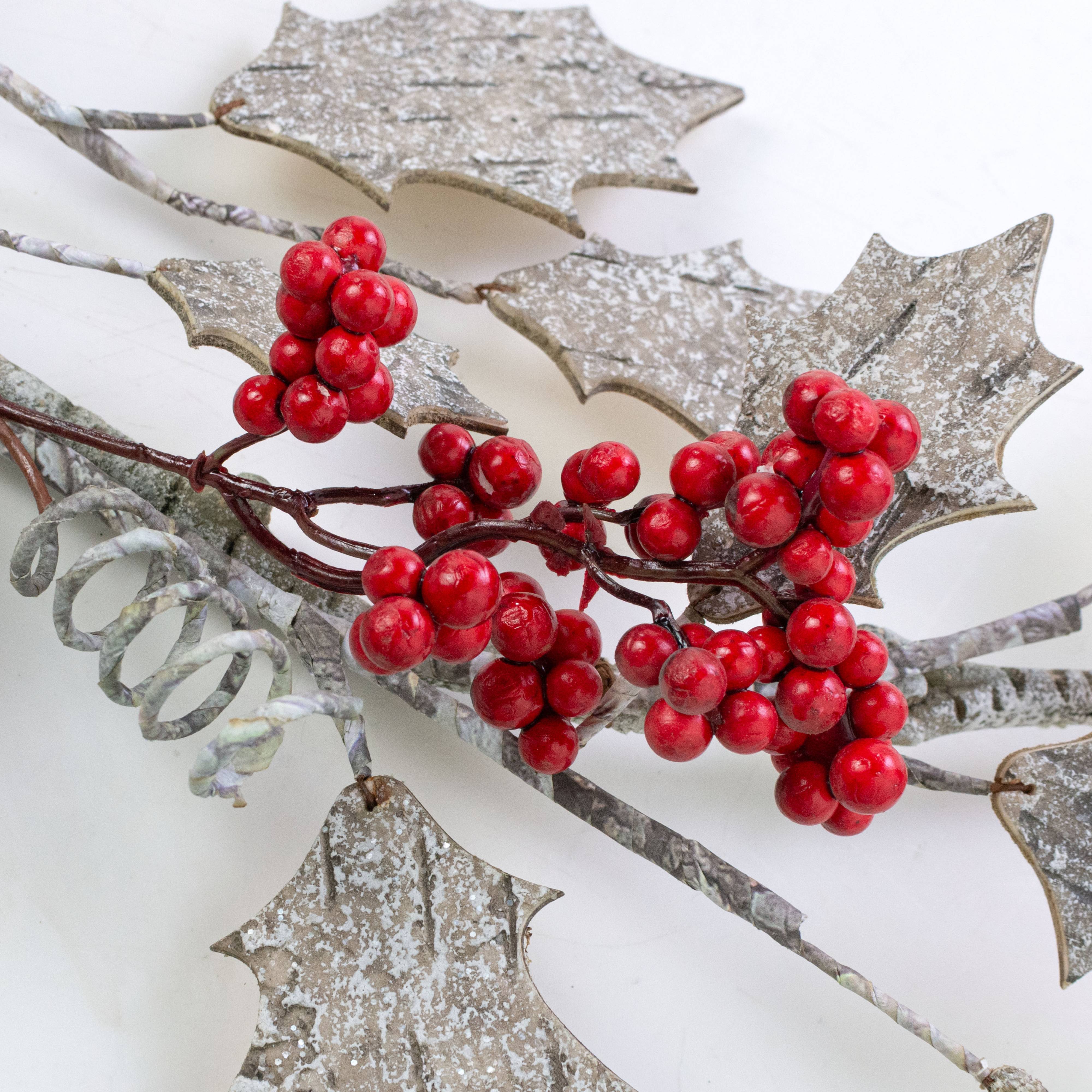 5' Wooden Holly Garland detail photo 3