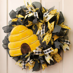 Bumble Bee Welcome Wreath – On the Wall Charm